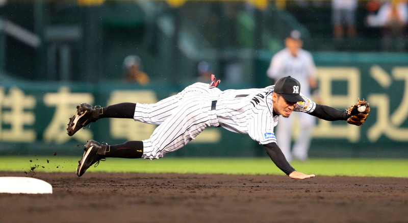 鳥谷敬はアーロン・ポレダの打球に横っ跳びし好捕する（2015年7月22日）
