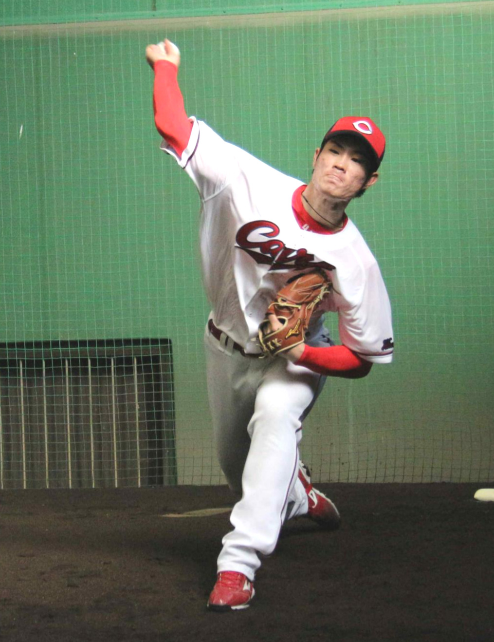 ブルペン投球する広島ドラフト1位斉藤優汰投手（撮影・前原淳）