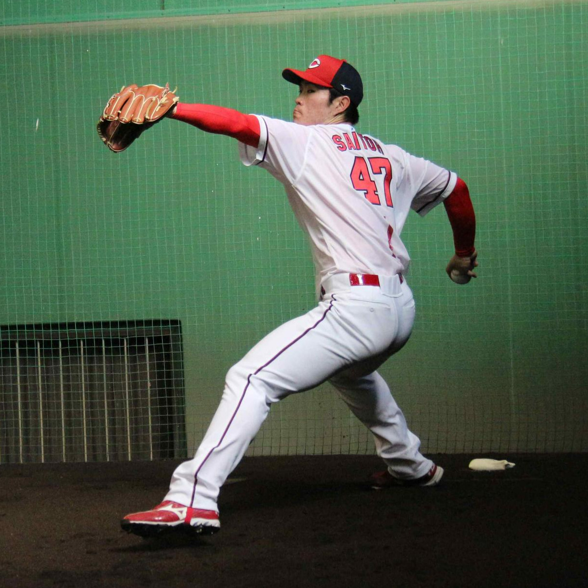 ブルペン投球する広島ドラフト1位斉藤優汰投手（撮影・前原淳）