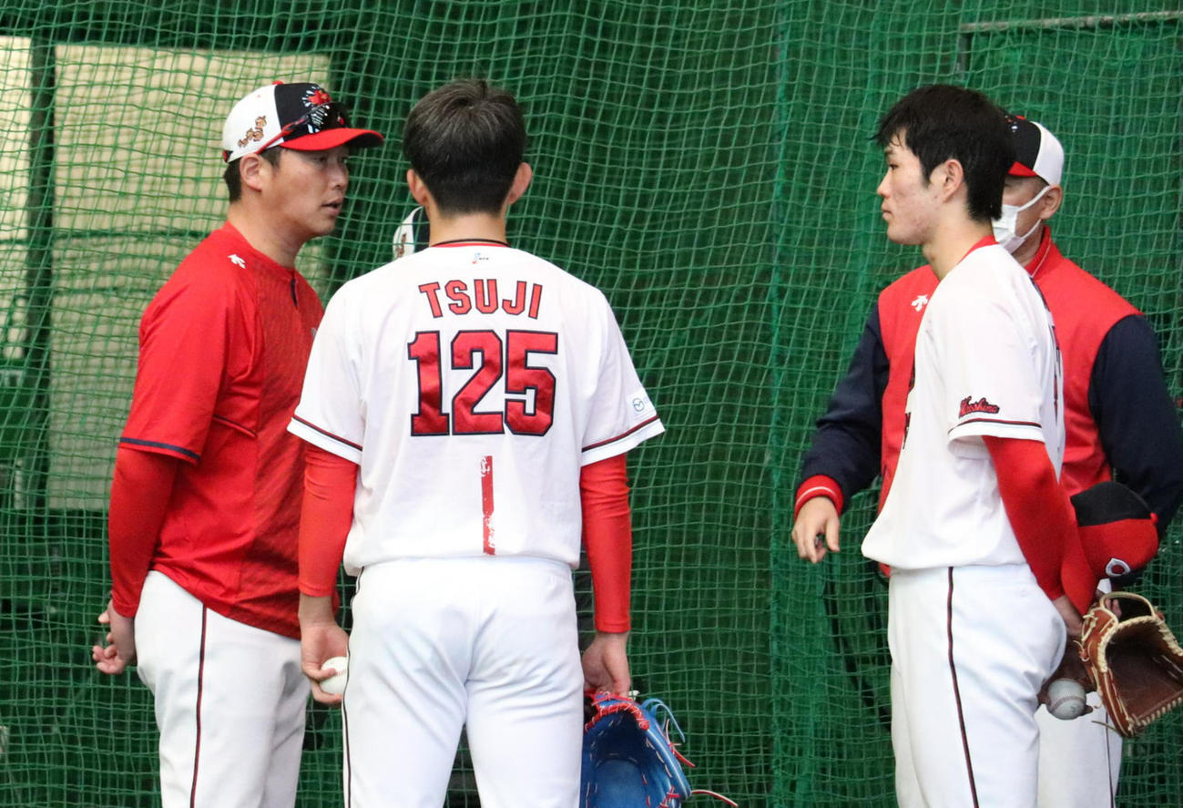 ブルペン投球後の広島ドラフト1位斉藤優汰投手（右）と話す新井貴浩監督（左）（撮影・前原淳）
