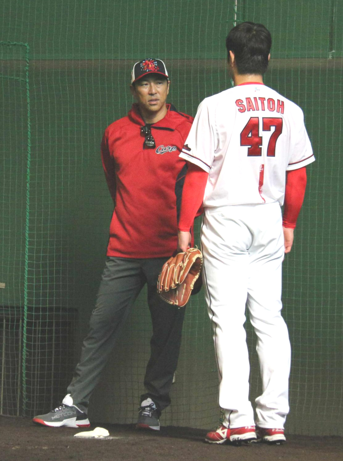 ブルペン投球後の広島ドラフト1位斉藤優汰投手と話す黒田博樹球団アドバイザー（撮影・前原淳）
