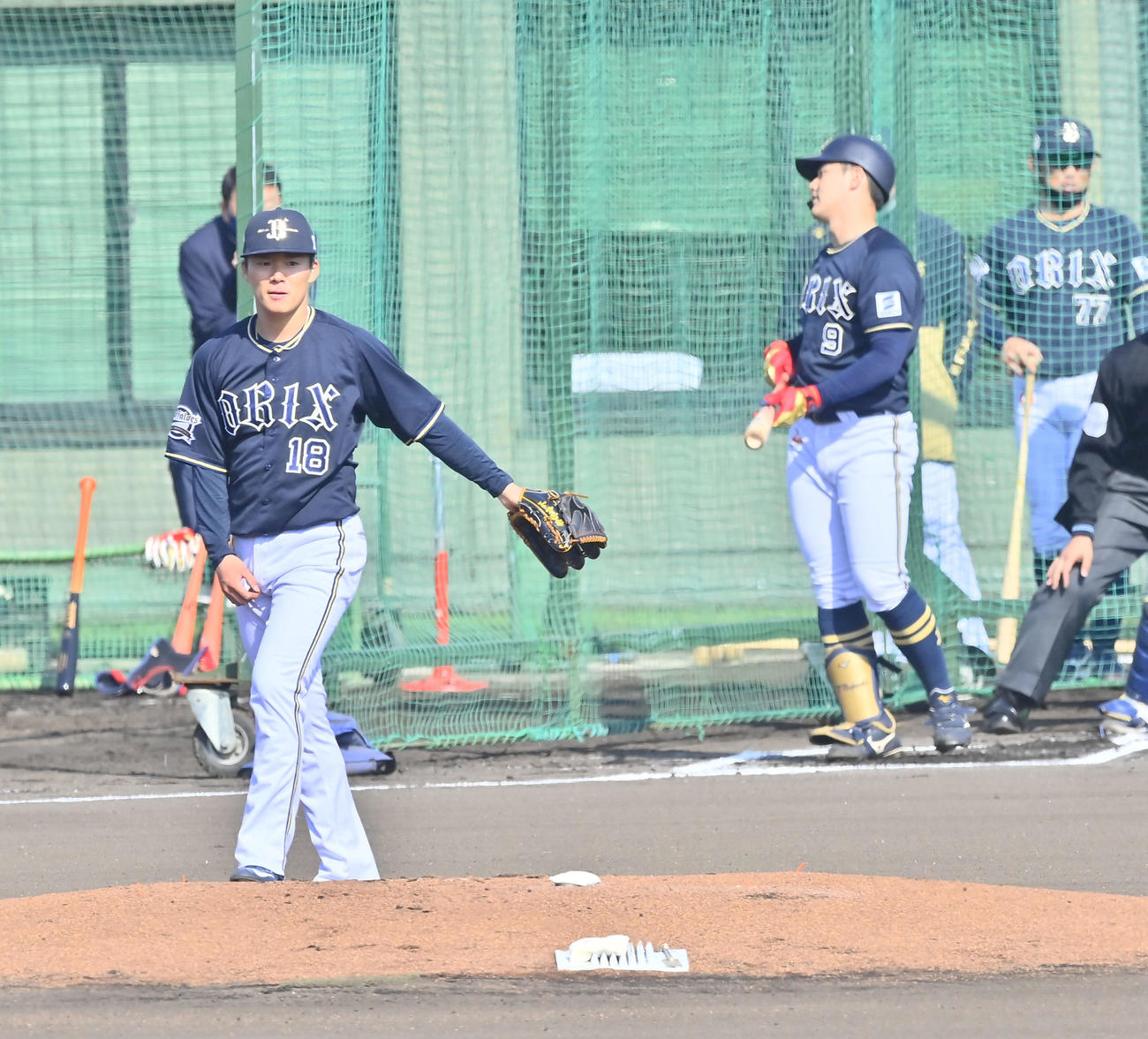 フリー打撃に登板したオリックス山本は野口を遊ゴロに打ち取る（撮影・和賀正仁）