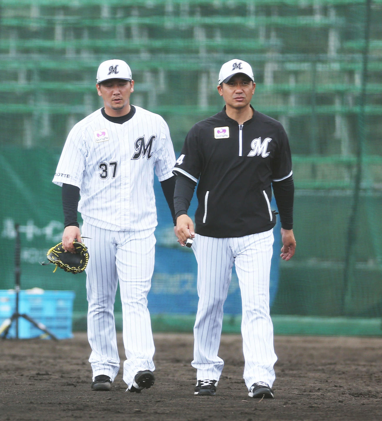シート打撃を終え、言葉を交わすロッテ小野（左）と黒木1軍投手コーチ（撮影・河田真司）