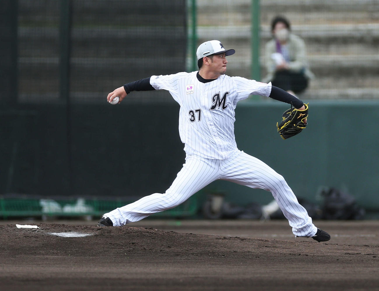 シート打撃で力投するロッテ小野（撮影・河田真司）