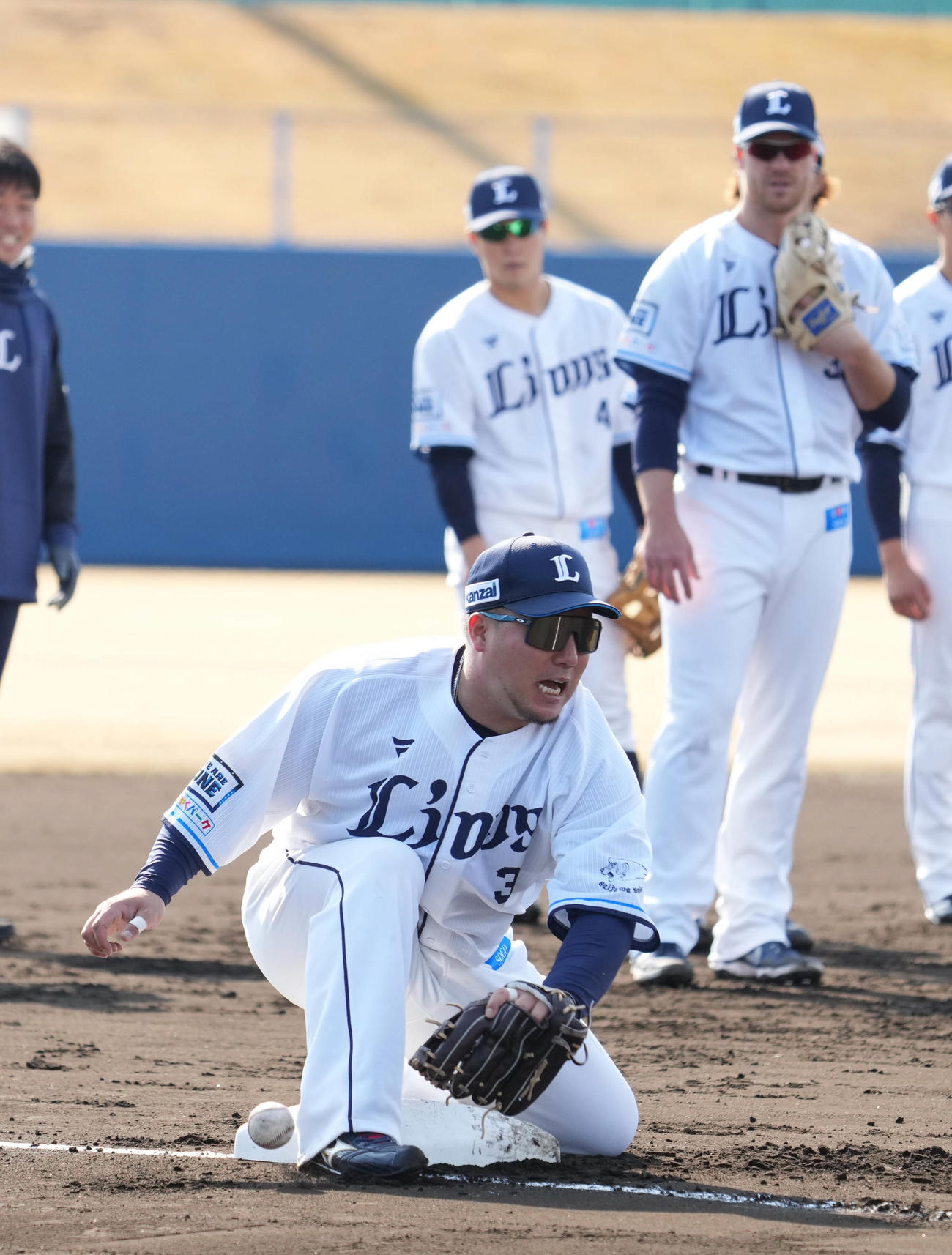 投内連携で三塁の守備に就いた西武山川は送球を捕球できず（撮影・小沢裕）