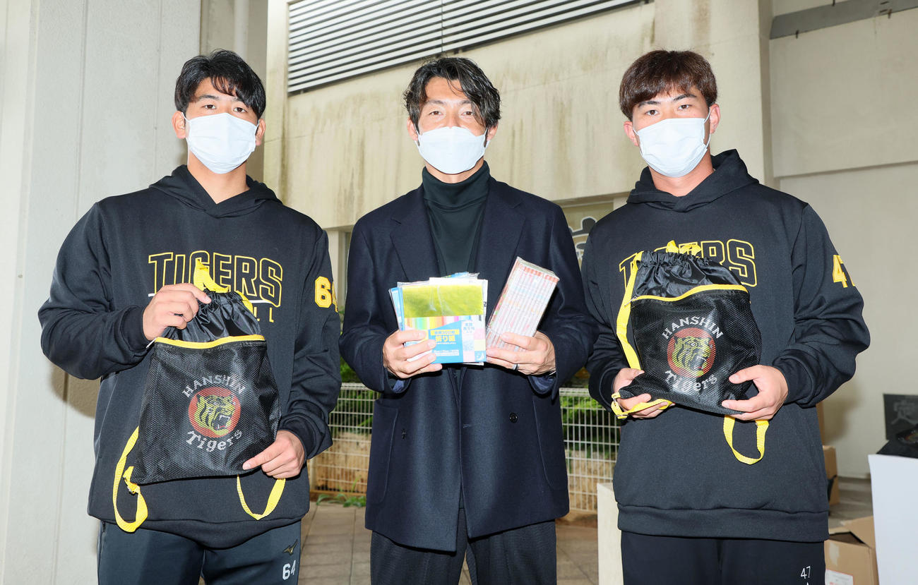 文房具などを子どもたちへ贈呈した日刊スポーツ評論家の鳥谷氏（中央）。左は岡留、右は桐敷（撮影・加藤哉）