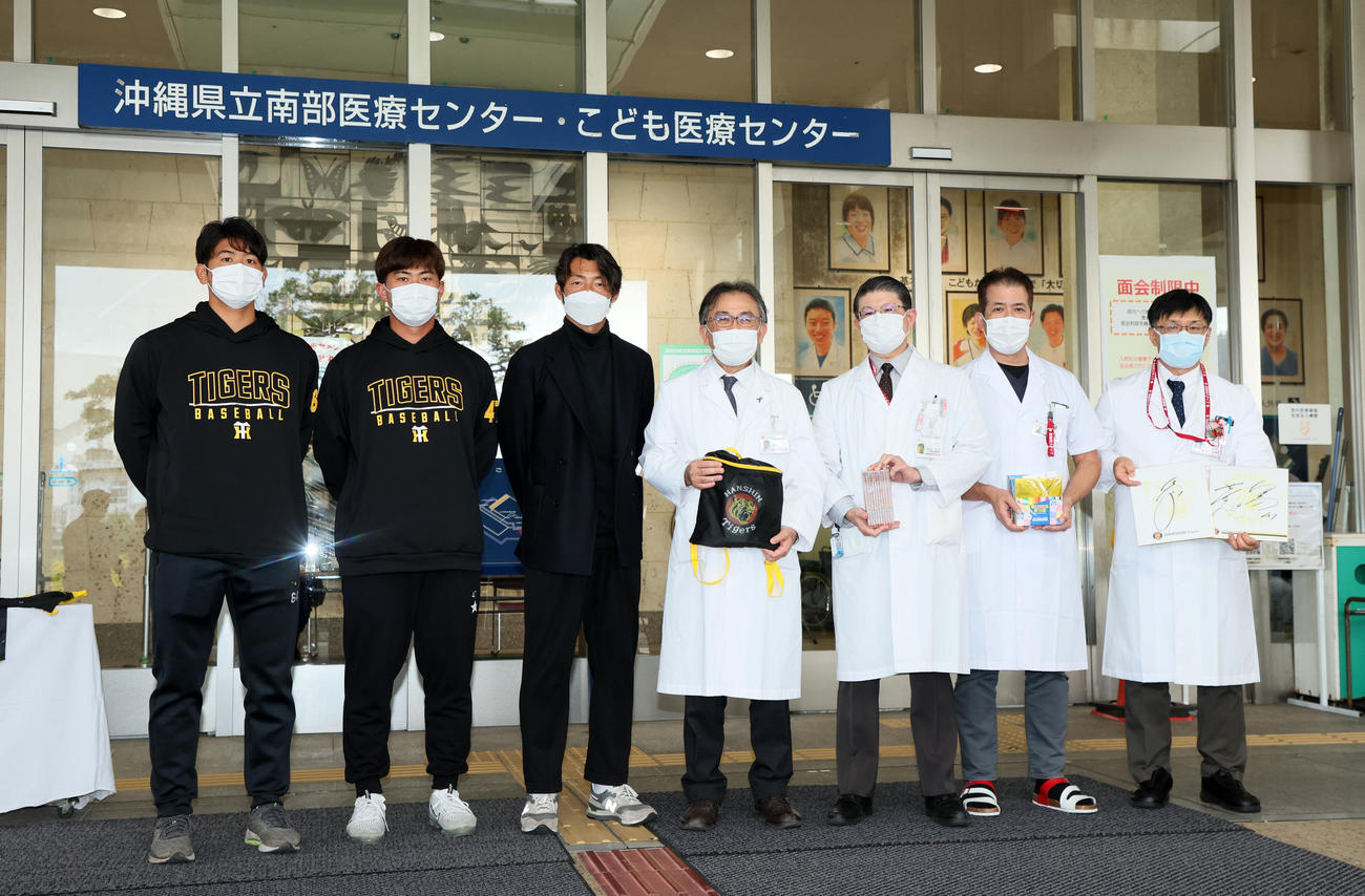 文房具などを和気亨院長（中央）らに手渡した日刊スポーツ評論家の鳥谷氏（左から3人目）。左端は岡留、同2人目は桐敷（撮影・加藤哉）