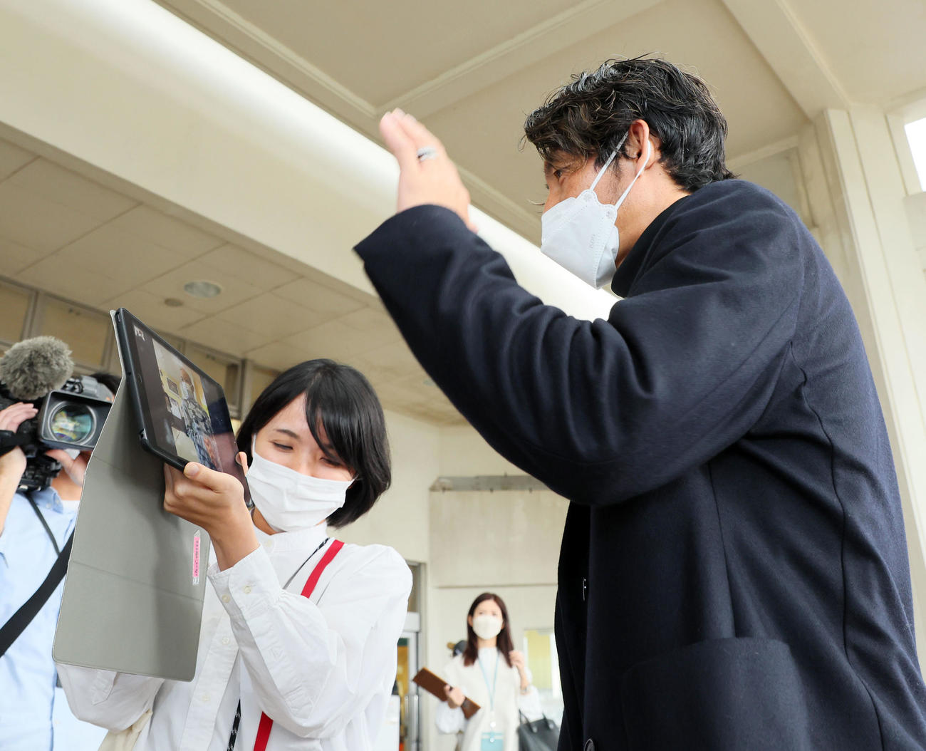 入院中の子どもたちとタブレットを使って話す日刊スポーツ評論家の鳥谷氏（撮影・加藤哉）