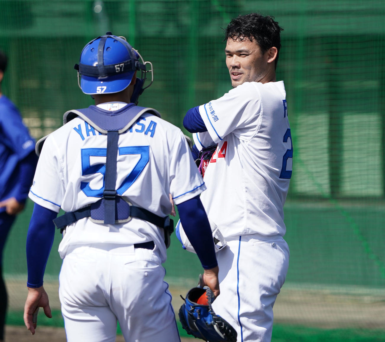 シート打撃練習に登板後、山浅と言葉を交わす福谷（右）（撮影・森本幸一）