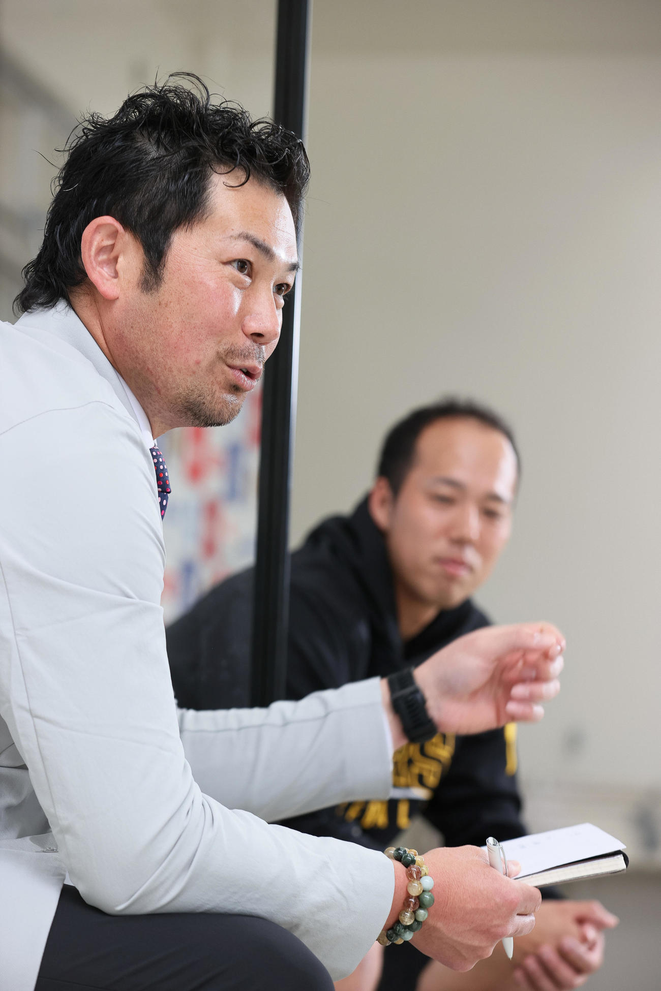 阪神青柳と対談する日刊スポーツ評論家の岩田氏（撮影・上山淳一）