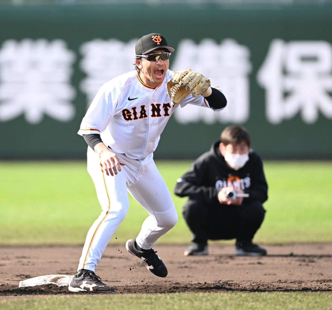 二塁手でシートノックを受ける巨人松田（撮影・滝沢徹郎）