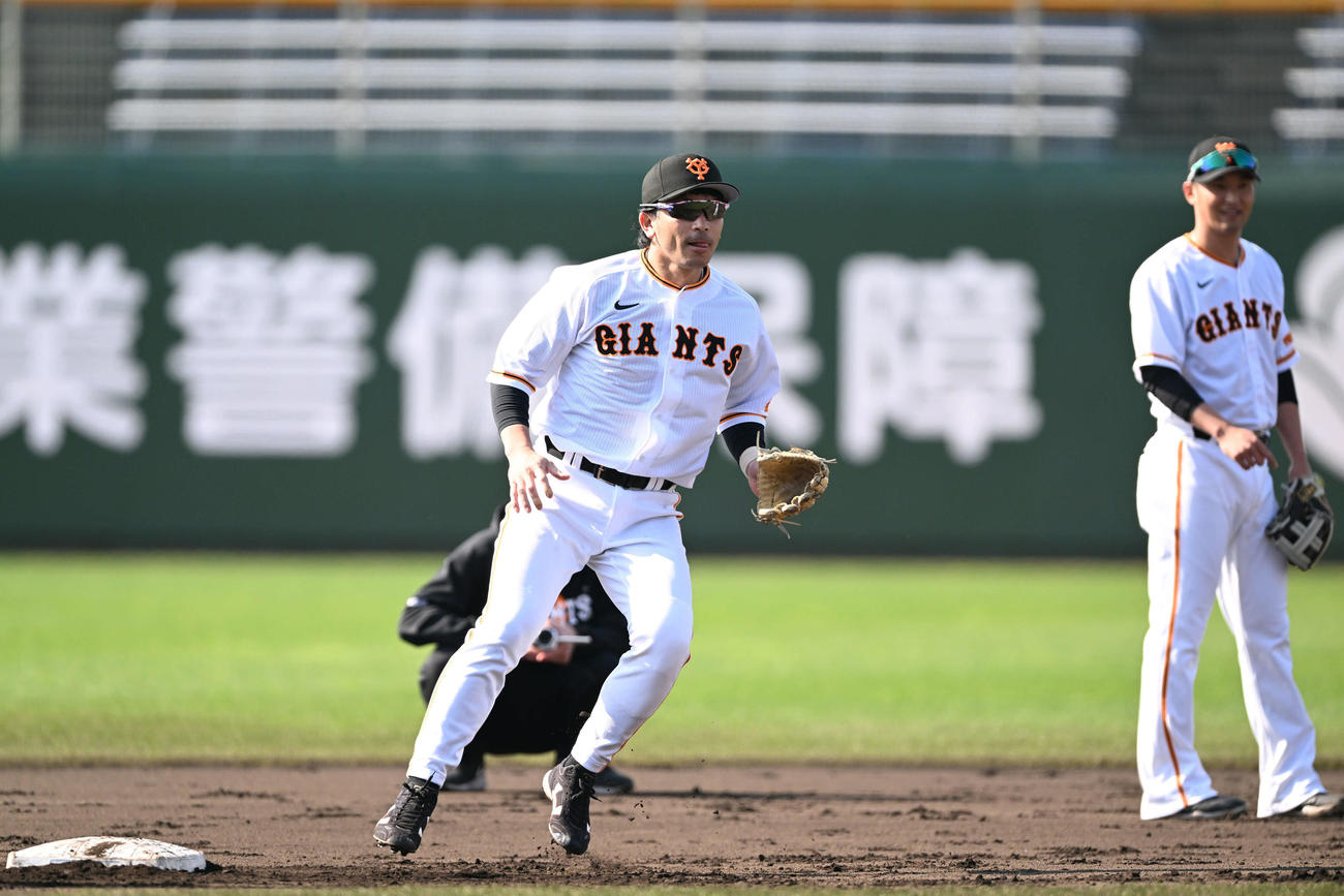 二塁手でシートノックを受ける巨人松田（左）と吉川（撮影・滝沢徹郎）