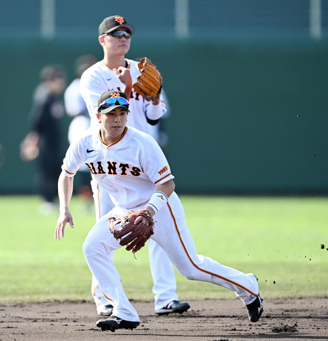 遊撃手でシートノックを受ける巨人ドラフト4位門脇（手前）と坂本（撮影・滝沢徹郎）