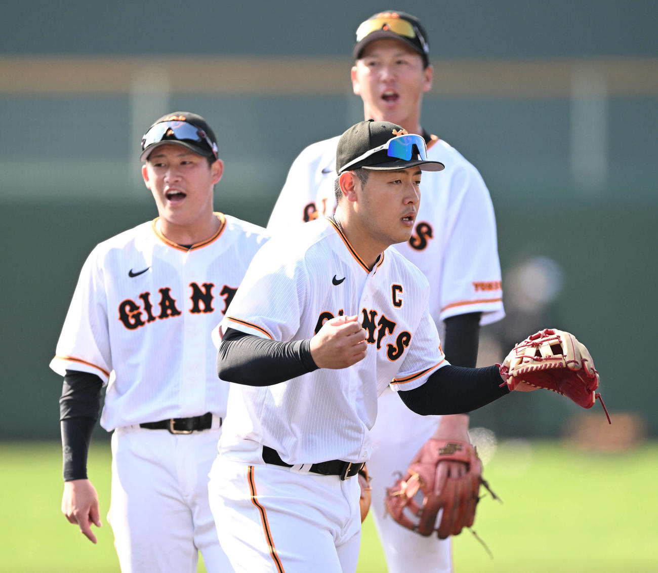 三塁手でシートノックを受ける巨人の手前から岡本和、増田陸、秋広（撮影・滝沢徹郎）