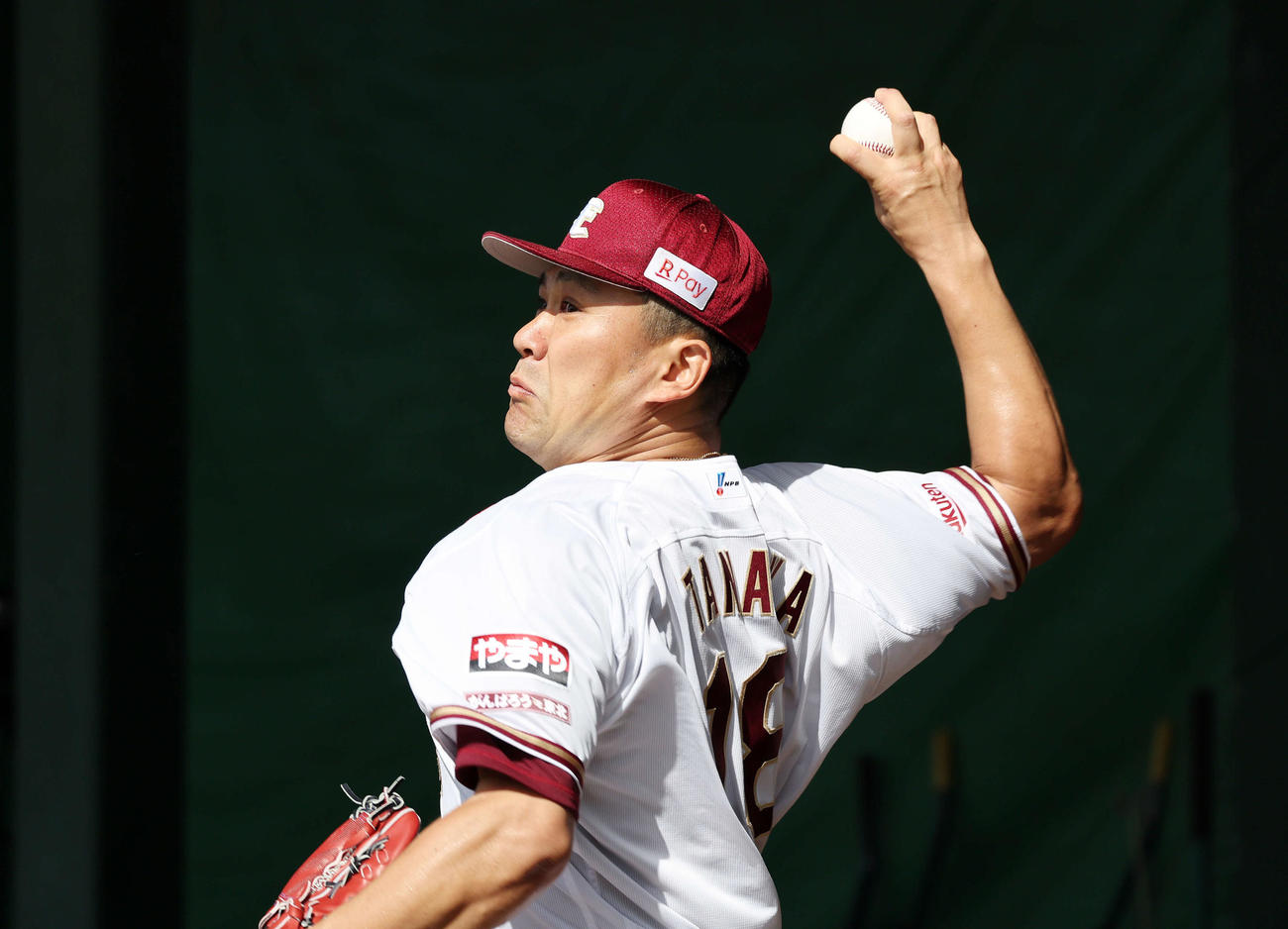 ブルペン投球する楽天田中将（撮影・鈴木正人）