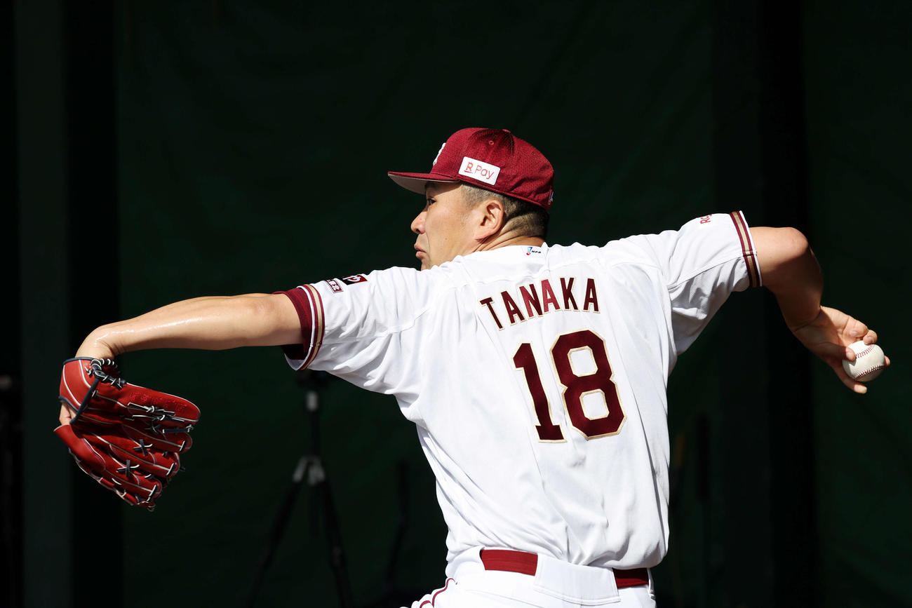 ブルペン投球する楽天田中将（撮影・鈴木正人）