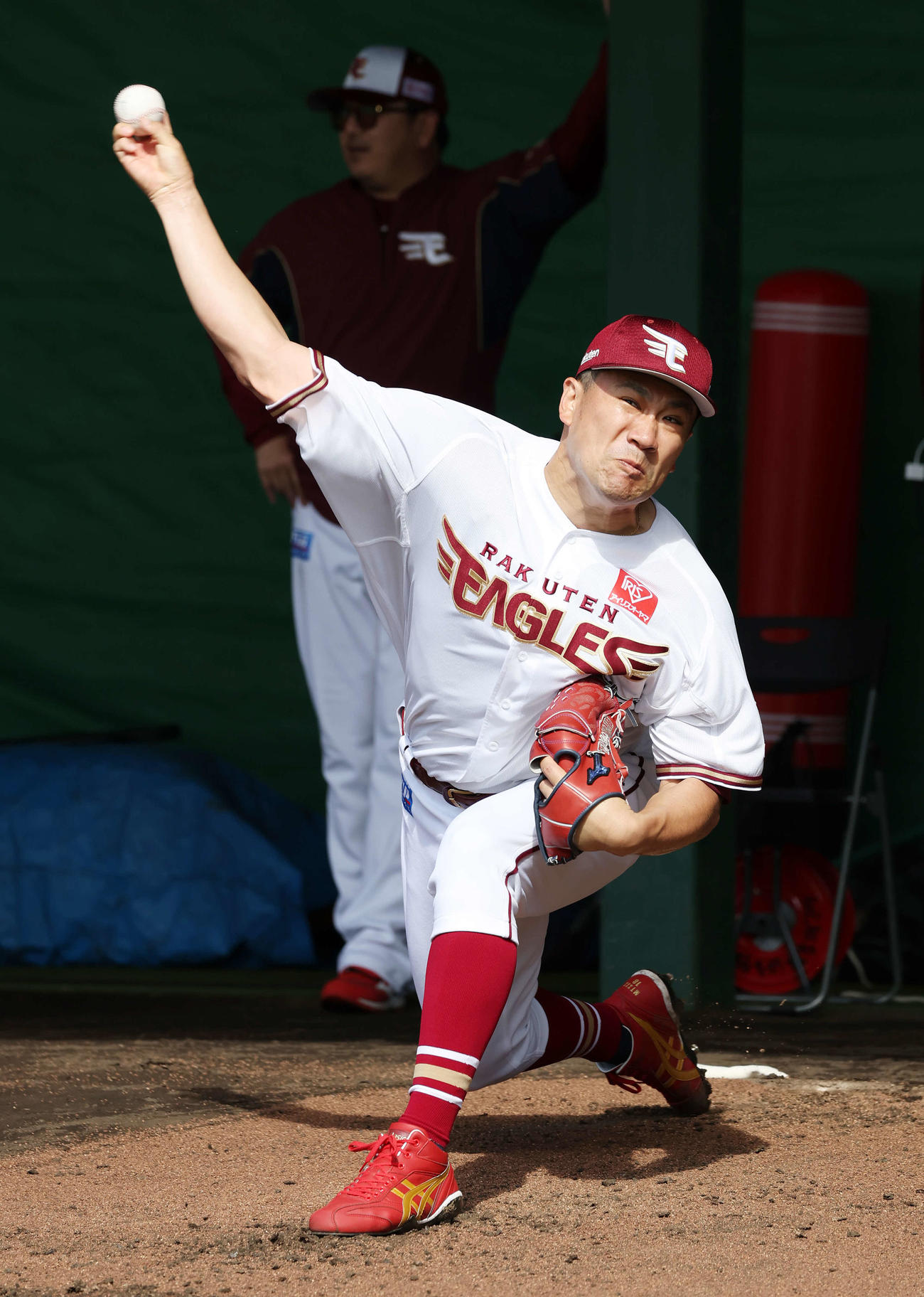 ブルペン投球する楽天田中将（撮影・鈴木正人）