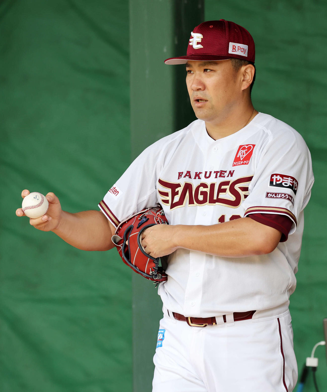ブルペン投球する楽天田中将（撮影・鈴木正人）
