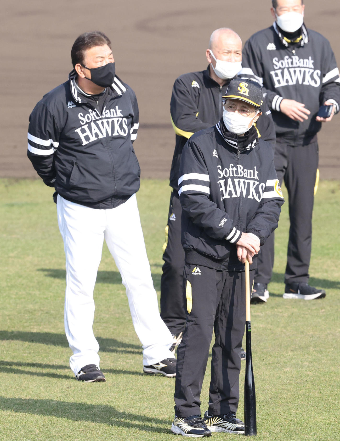 朝、集合する王貞治球団会長。後方左は藤本博史監督（撮影・梅根麻紀）