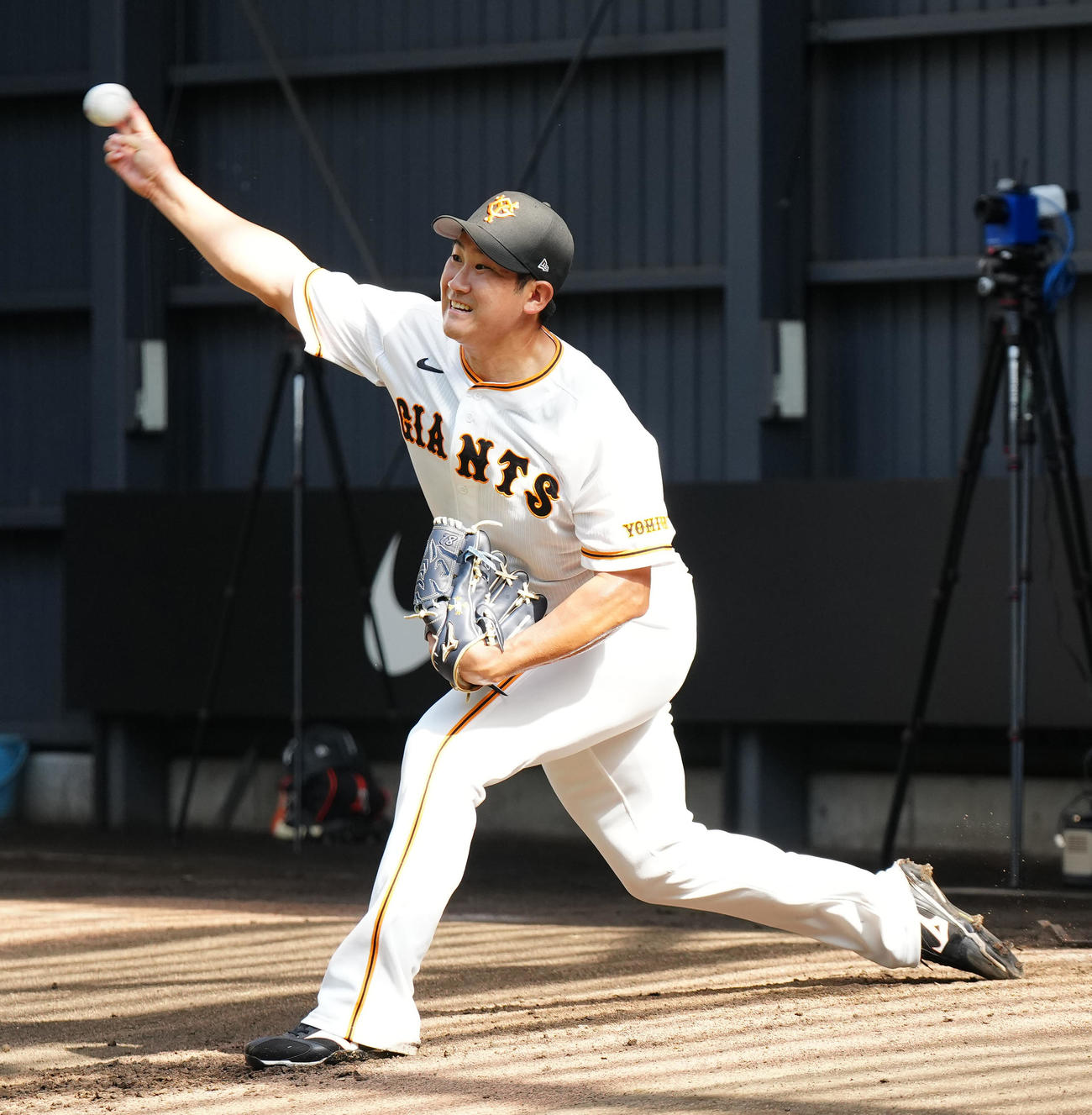 ブルペン投球する巨人菅野（撮影・江口和貴）