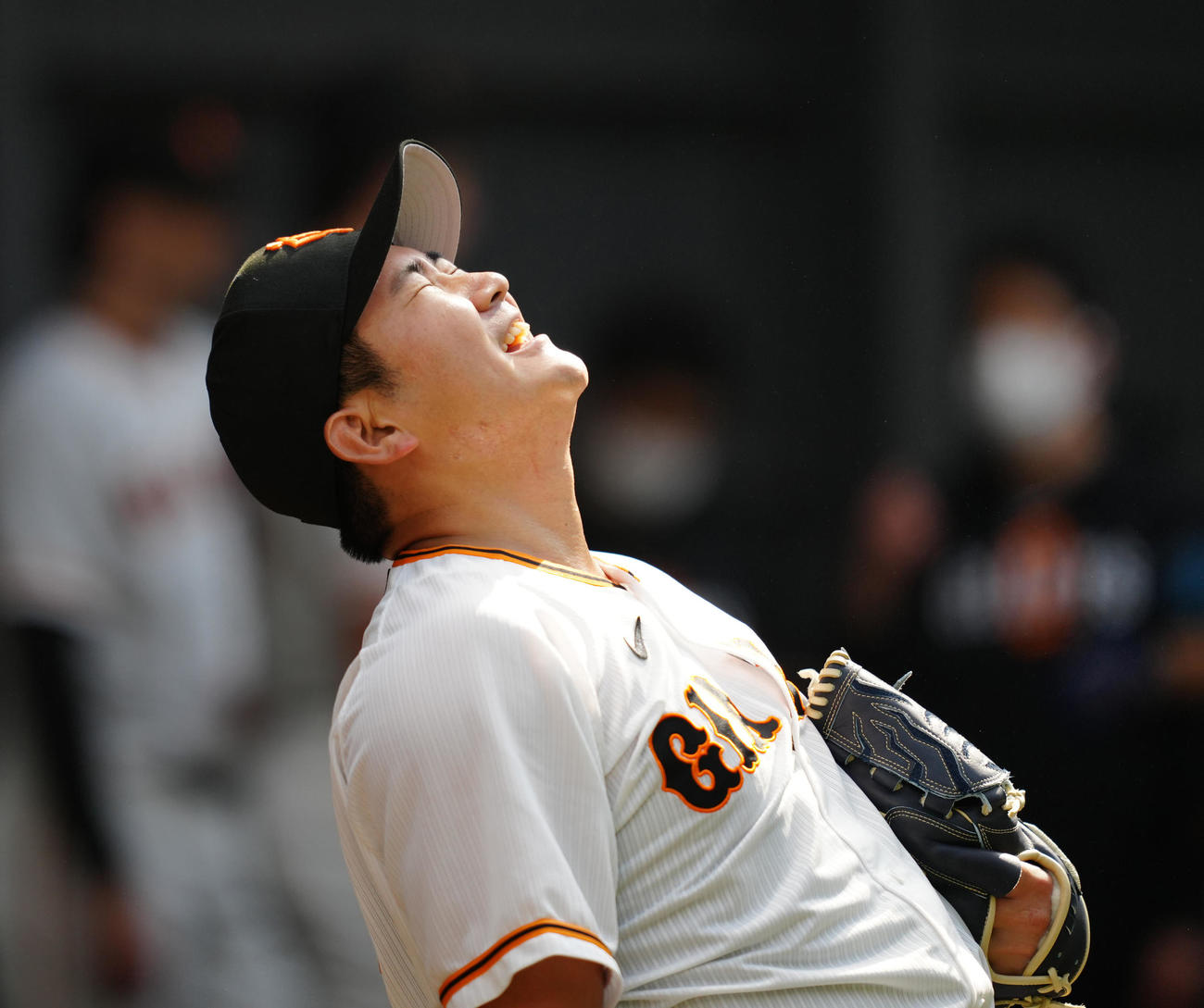 ブルペン投球で悔しい表情の巨人菅野（撮影・江口和貴）