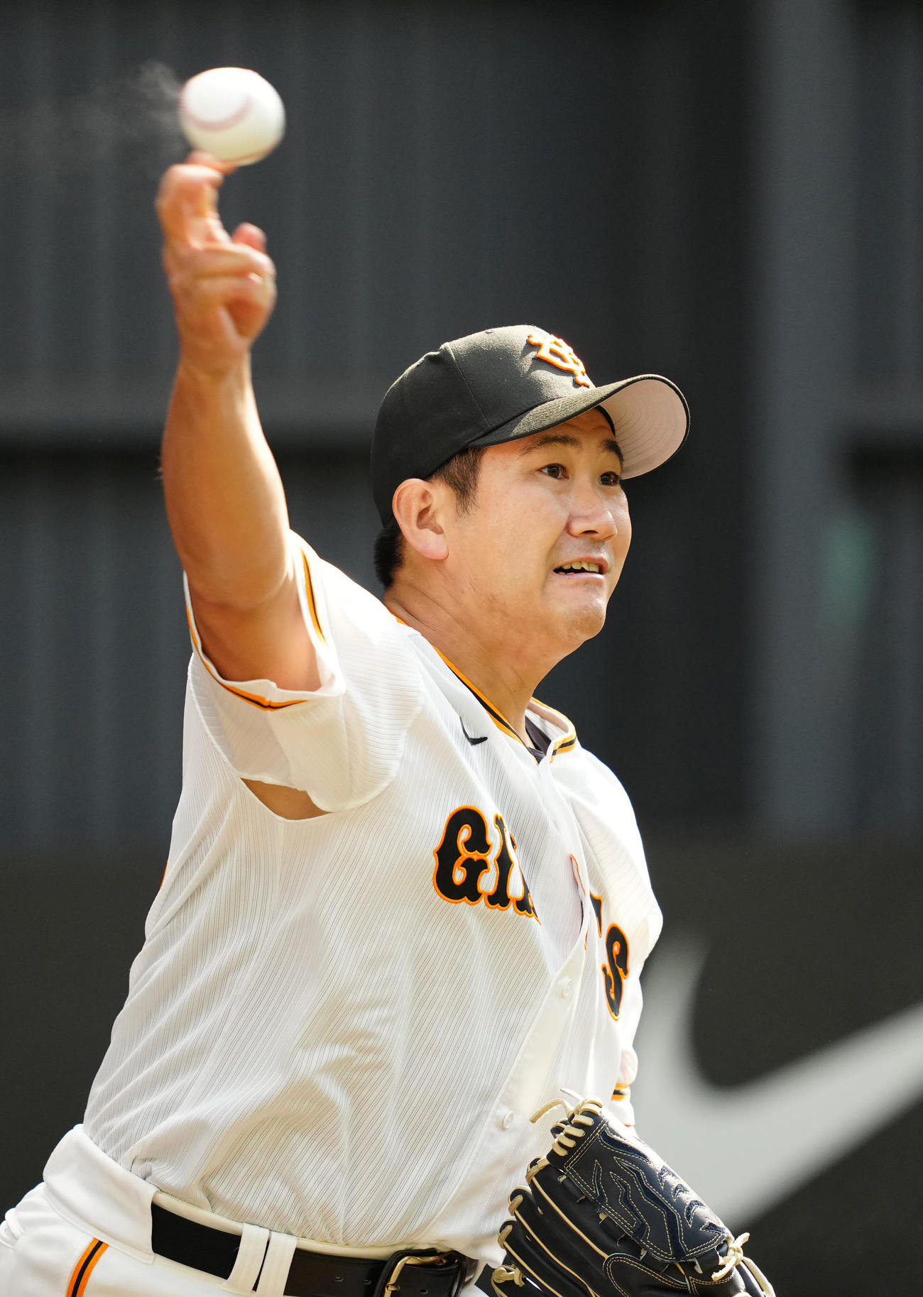 ブルペン投球する巨人菅野（撮影・江口和貴）