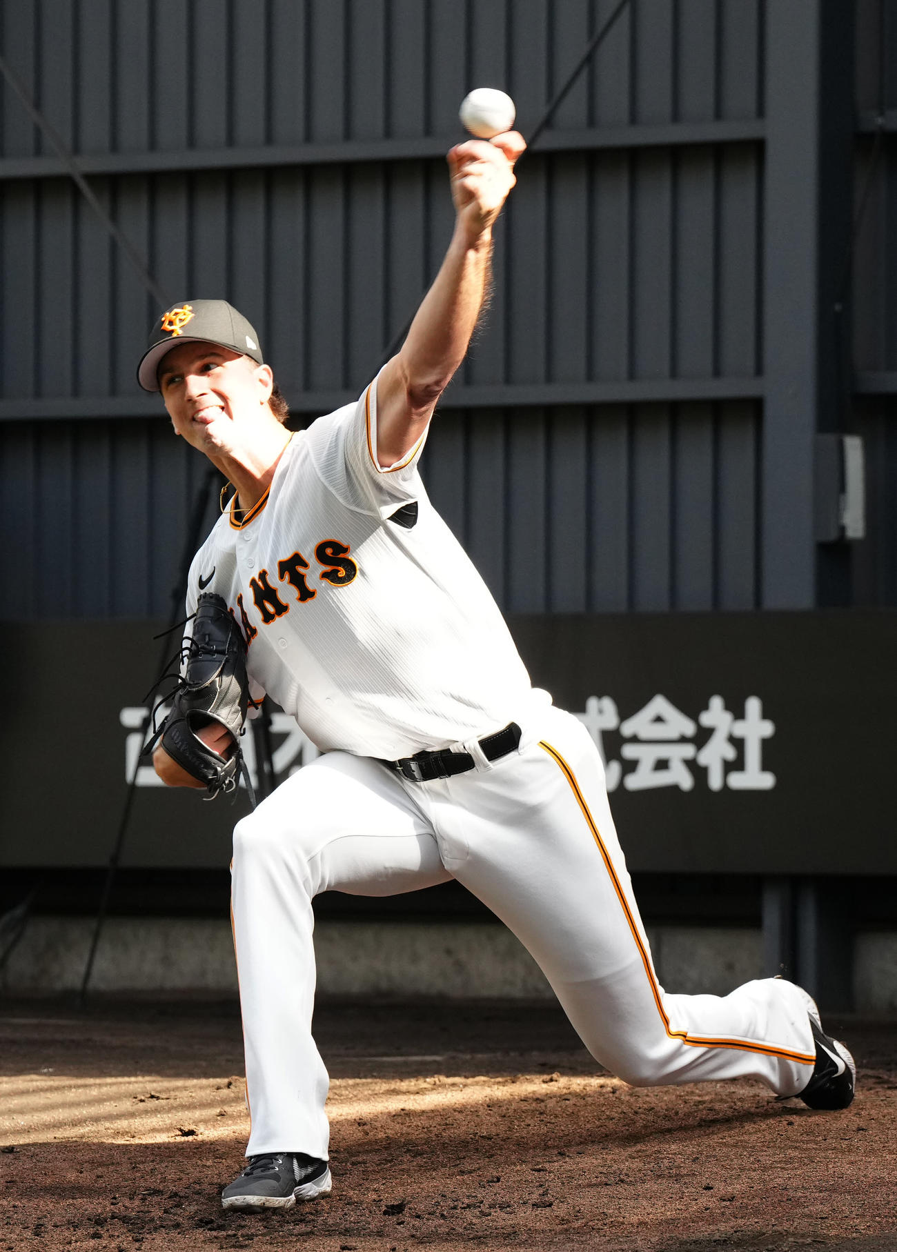 ブルペン投球する巨人グリフィン（撮影・江口和貴）