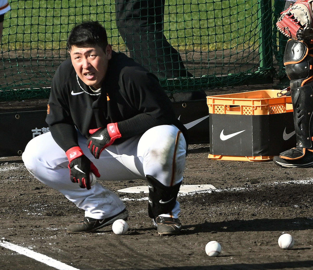 特打を終え疲れ切った表情の巨人岡本和（撮影・滝沢徹郎）