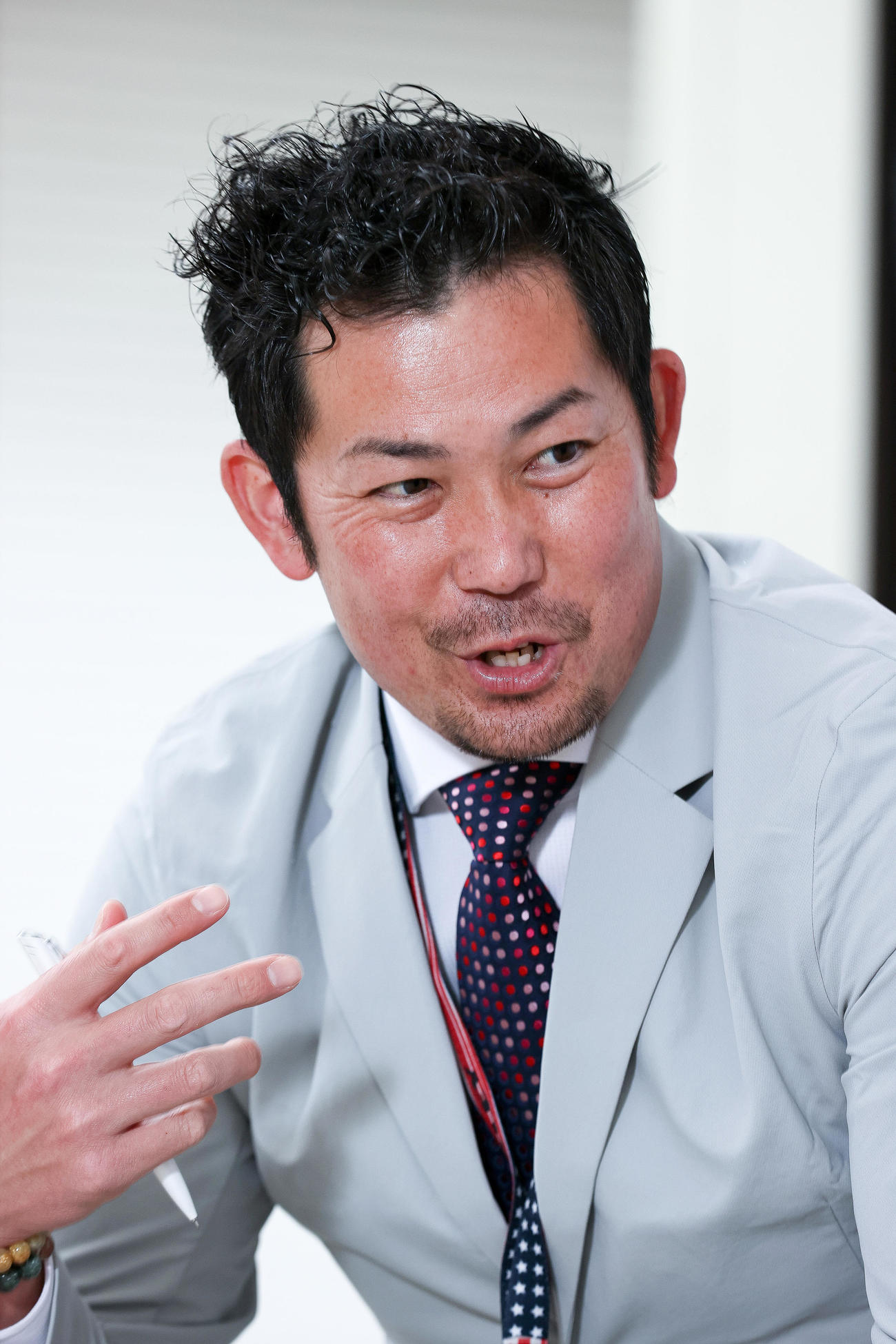 阪神青柳と対談する日刊スポーツ評論家の岩田氏（撮影・上山淳一）