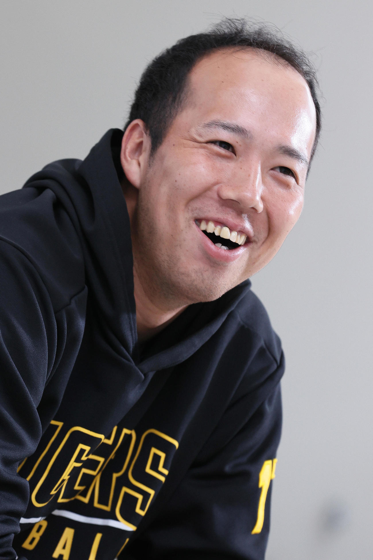 日刊スポーツ評論家の岩田氏と対談する阪神青柳（撮影・上山淳一）