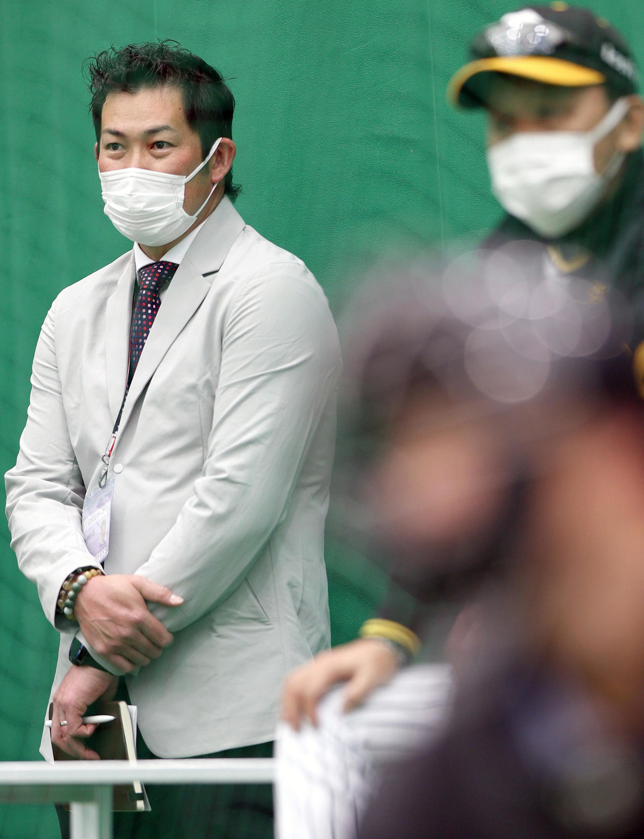 ブルペンで視察する日刊スポーツ評論家の岩田氏（撮影・上山淳一）