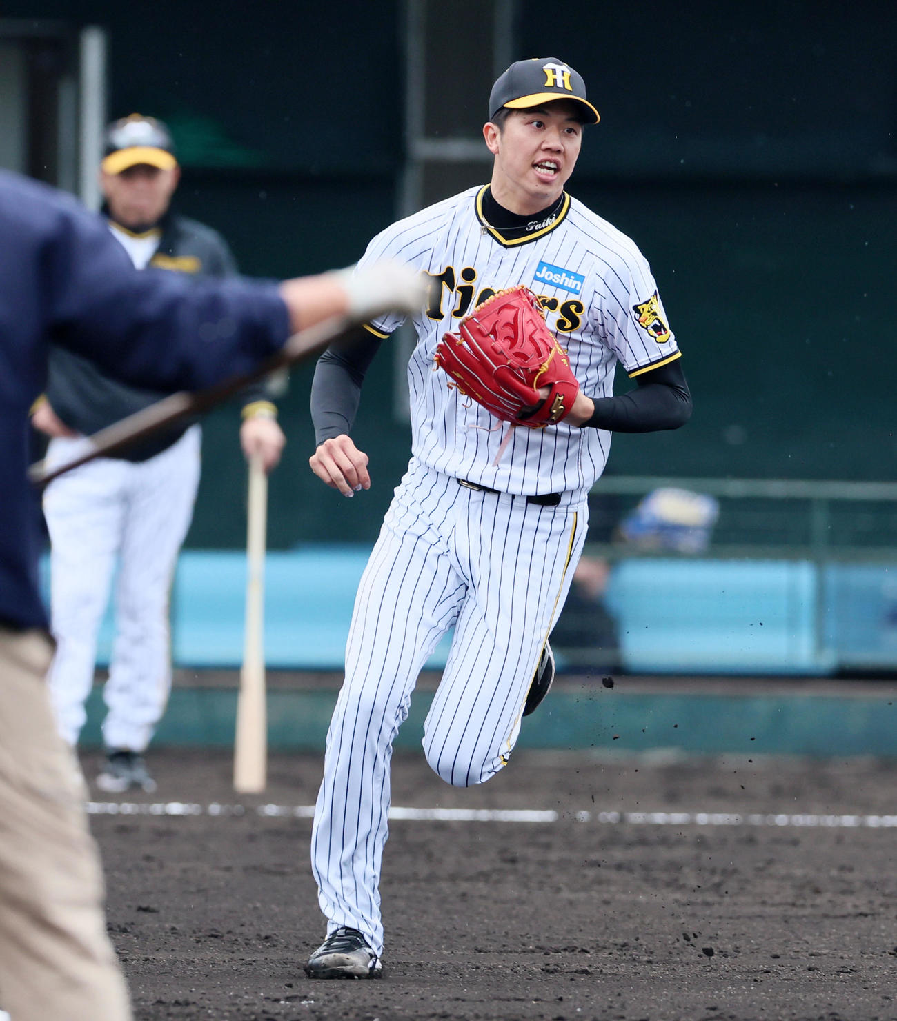 5日、投内連係プレーの練習をする阪神才木