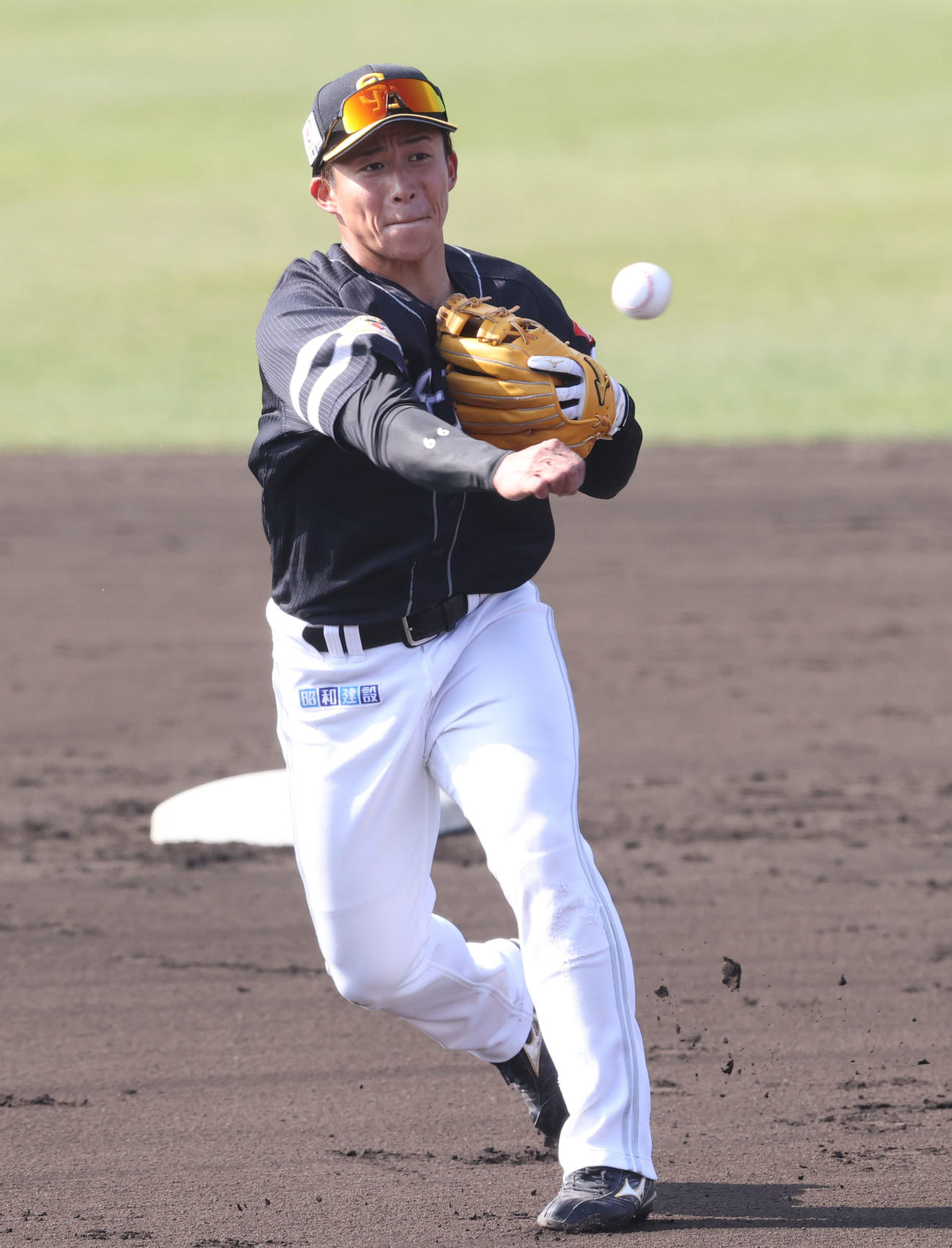 ノックで軽快な動きを見せる野村勇（撮影・梅根麻紀）