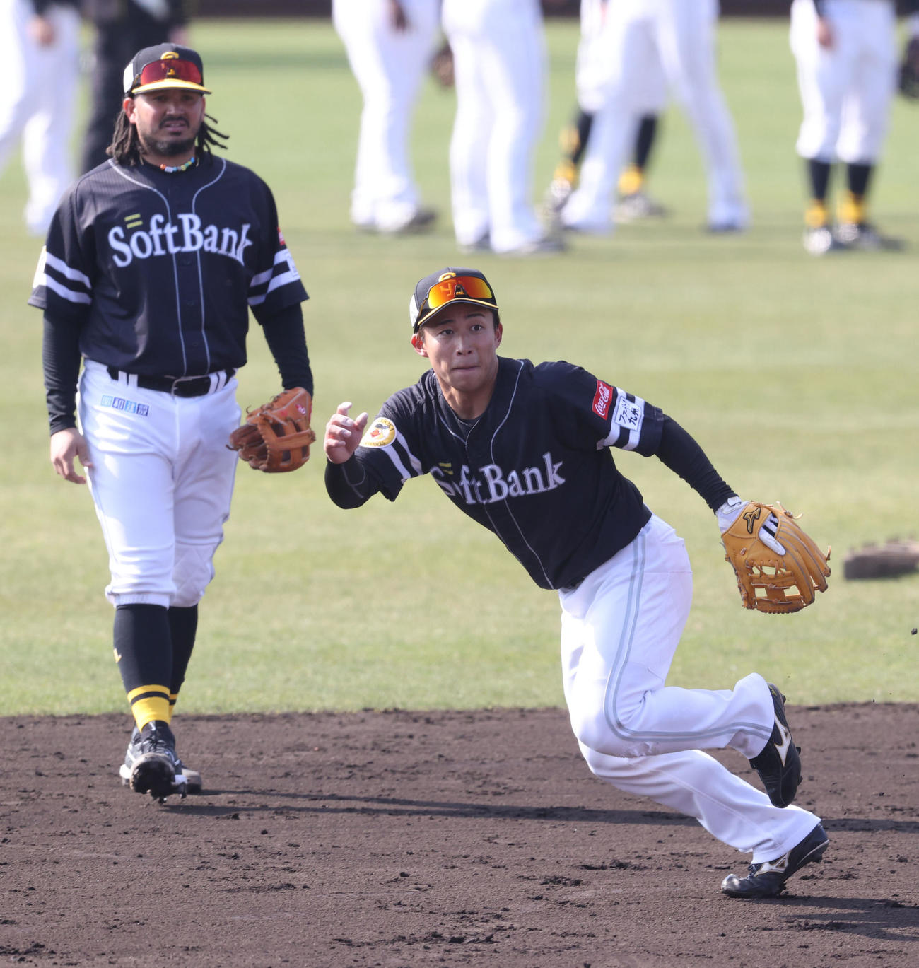ノックで軽快な動きを見せる野村勇、後方はガルビス（撮影・梅根麻紀）