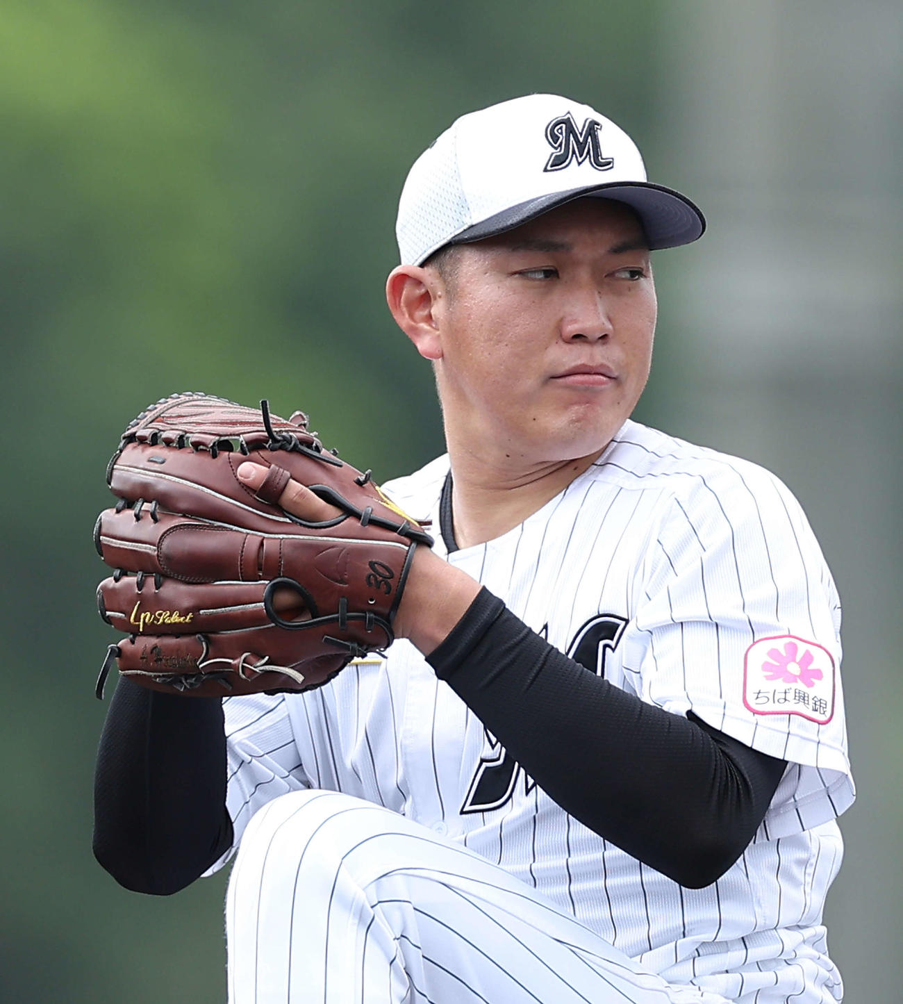 シート打撃で力投するロッテ広畑（撮影・河田真司）
