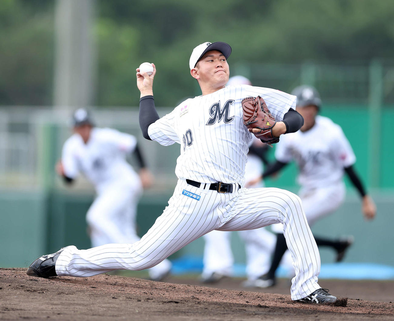 シート打撃で力投するロッテ広畑（撮影・河田真司）