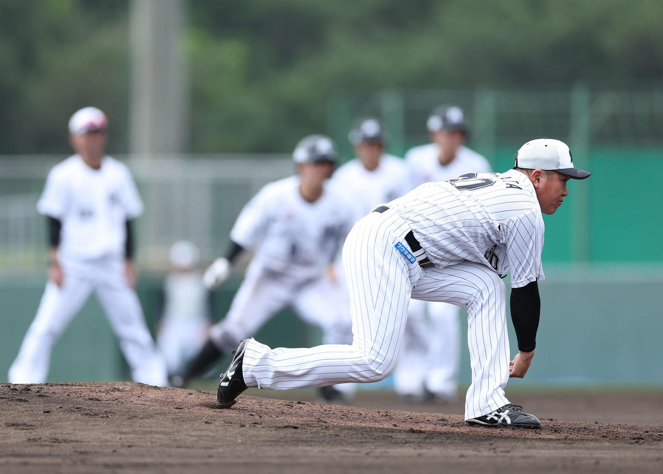 シート打撃で力投するロッテ広畑（撮影・河田真司）