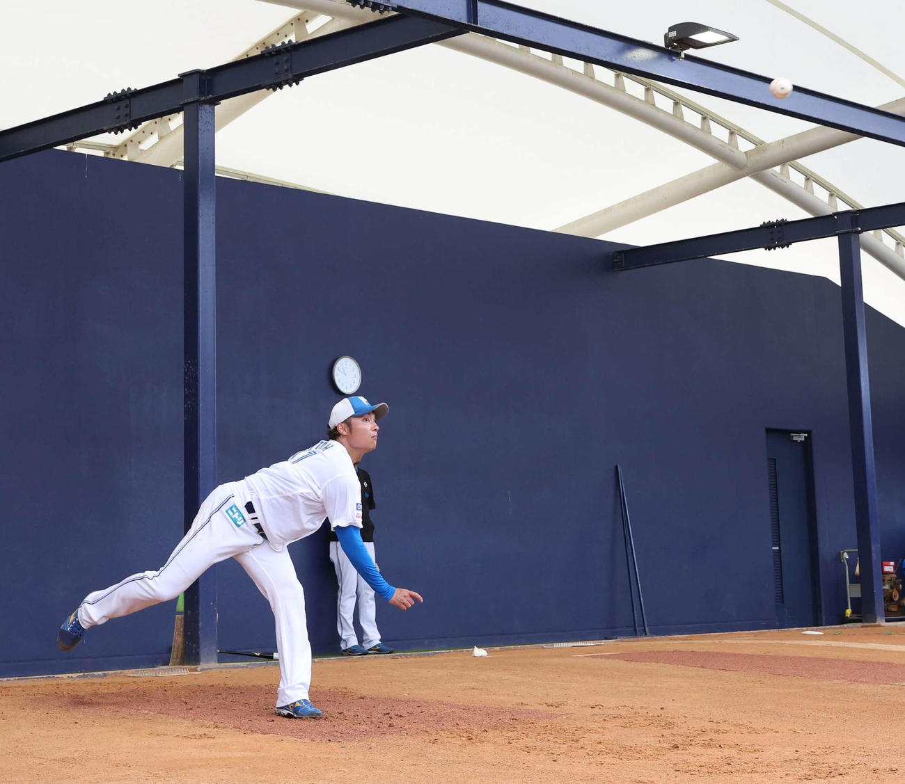 ブルペンで計測不能のスローカーブを投じる日本ハム伊藤（撮影・黒川智章）