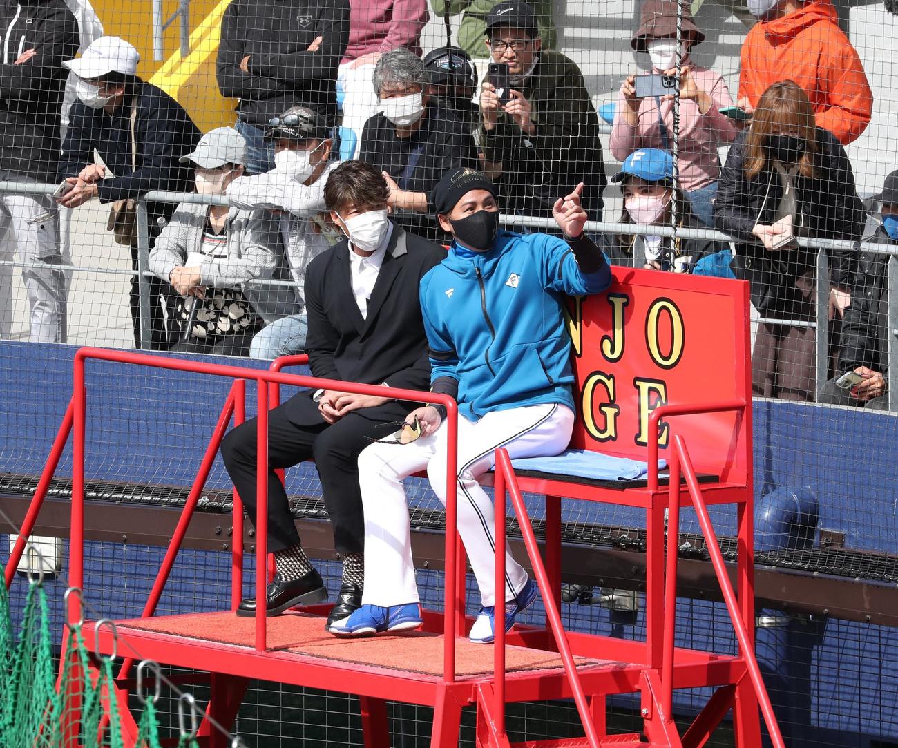 並んで練習を見る日本ハム新庄監督（右）と糸井氏（撮影・黒川智章）