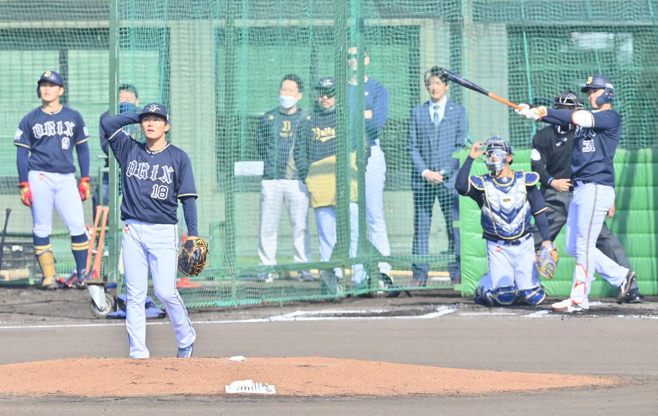 フリー打撃に登板したオリックス山本（手前）は太田椋に右越え本塁打を許す（撮影・和賀正仁）