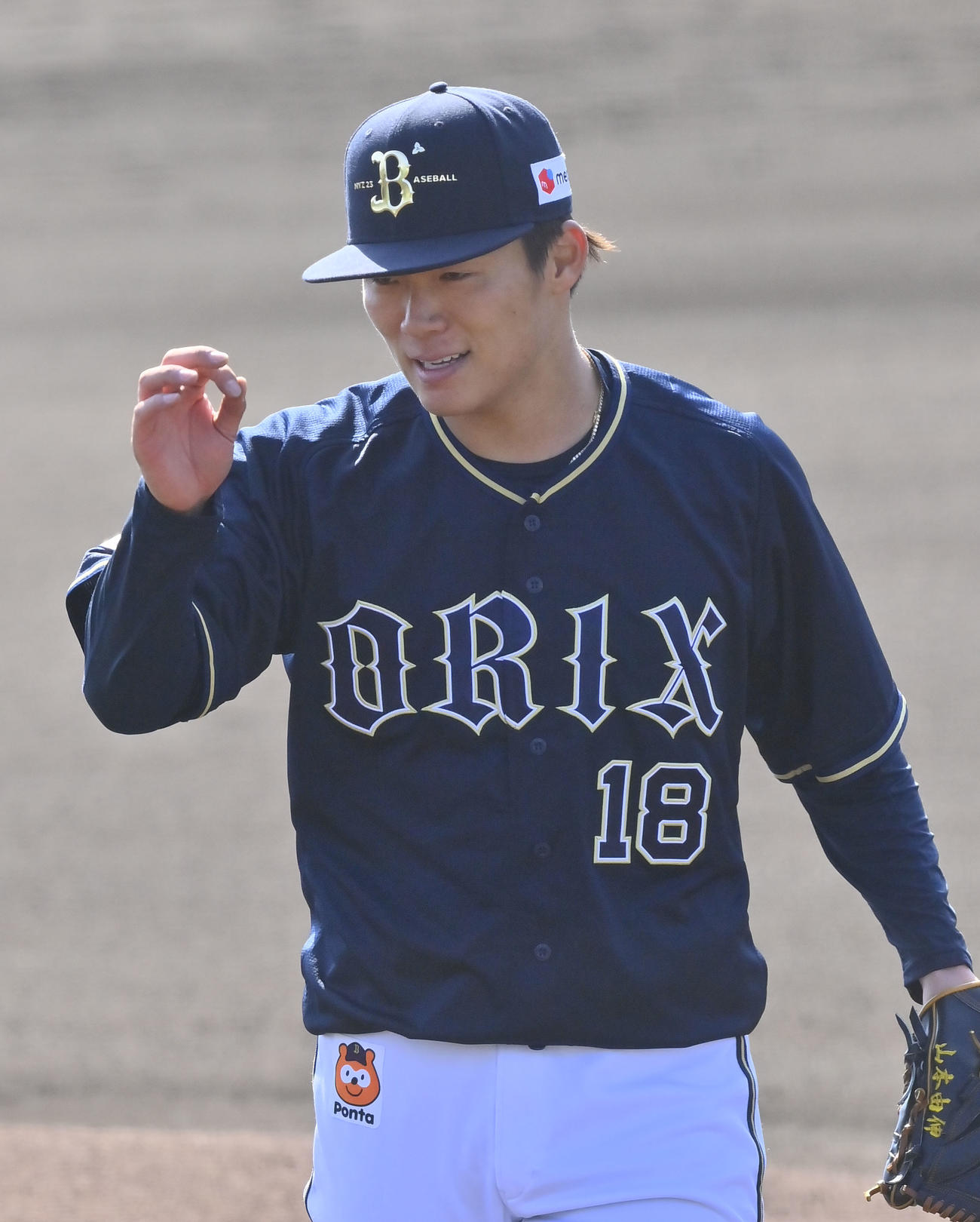 フリー打撃に登板したオリックス山本はOKサイン（撮影・和賀正仁）