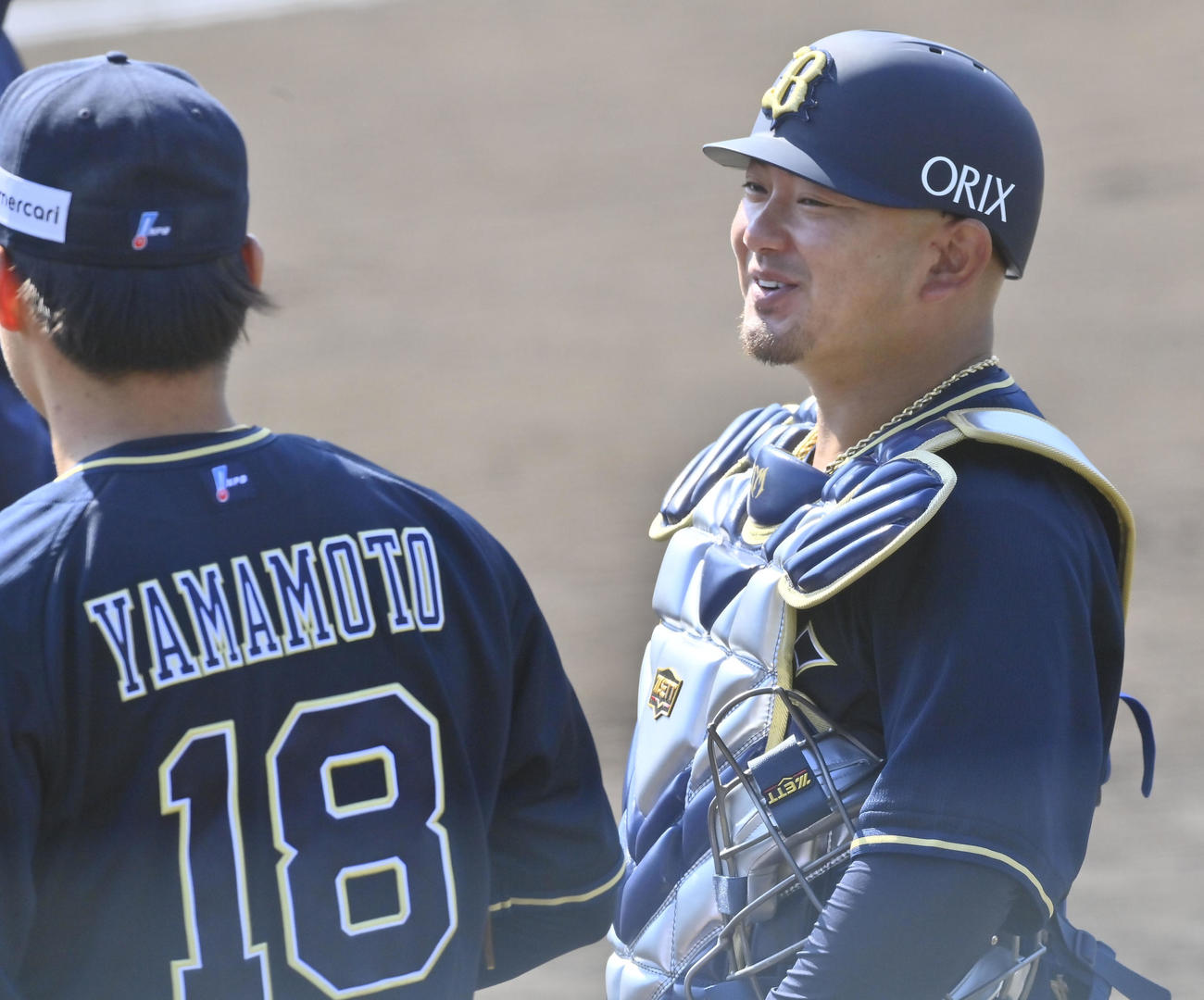 フリー打撃に登板した山本と話すオリックス森（撮影・和賀正仁）
