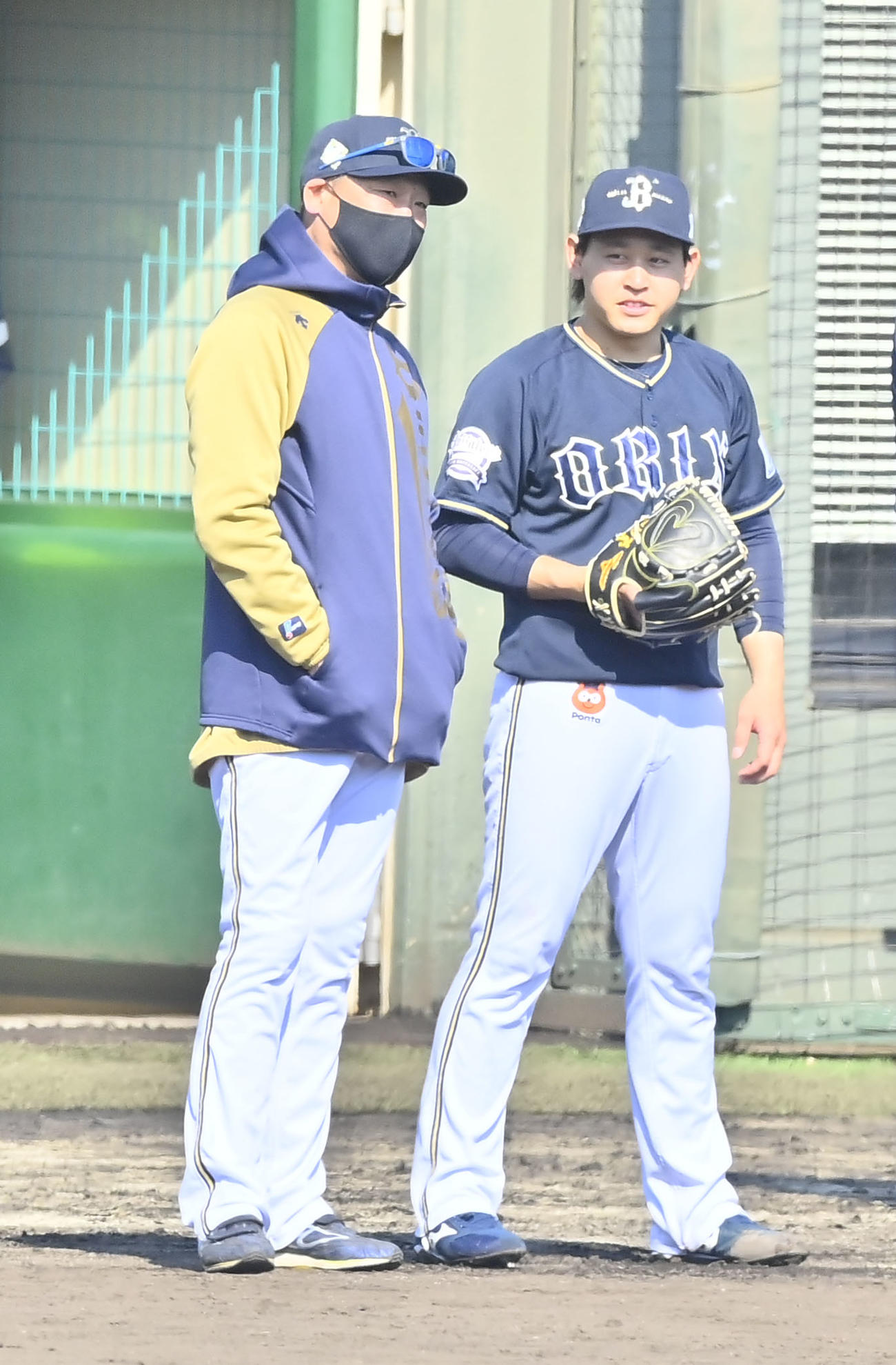 フリー打撃の登板を終え中嶋監督（左）と話すオリックス宮城（撮影・和賀正仁）