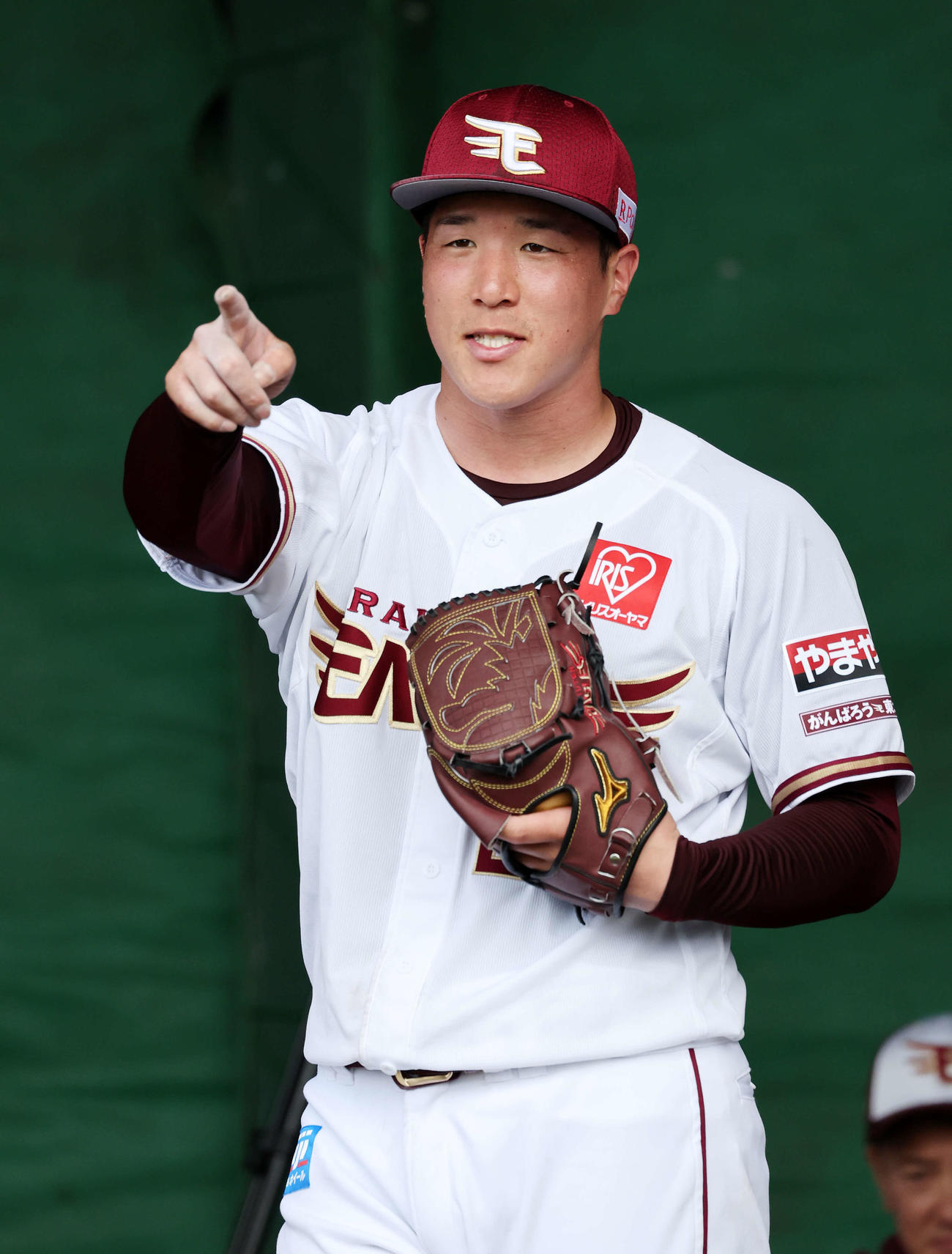 ブルペン投球中、球種を伝える楽天小孫（撮影・鈴木正人）