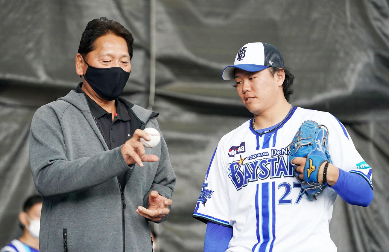 DeNA上茶谷（右）にフォークの握りを教える佐々木氏（撮影・横山健太）