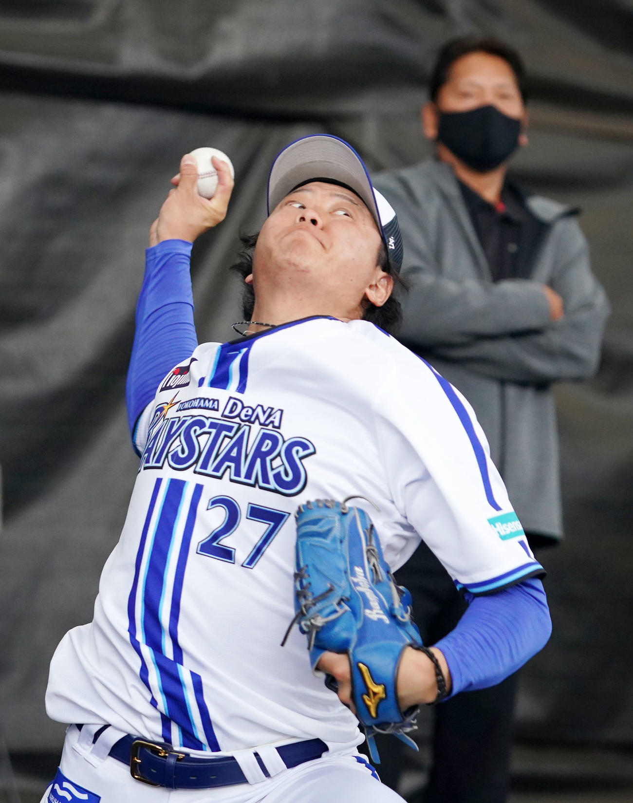 佐々木氏（後方）が見つめる中、ブルペン投球をするDeNA上茶谷（撮影・横山健太）