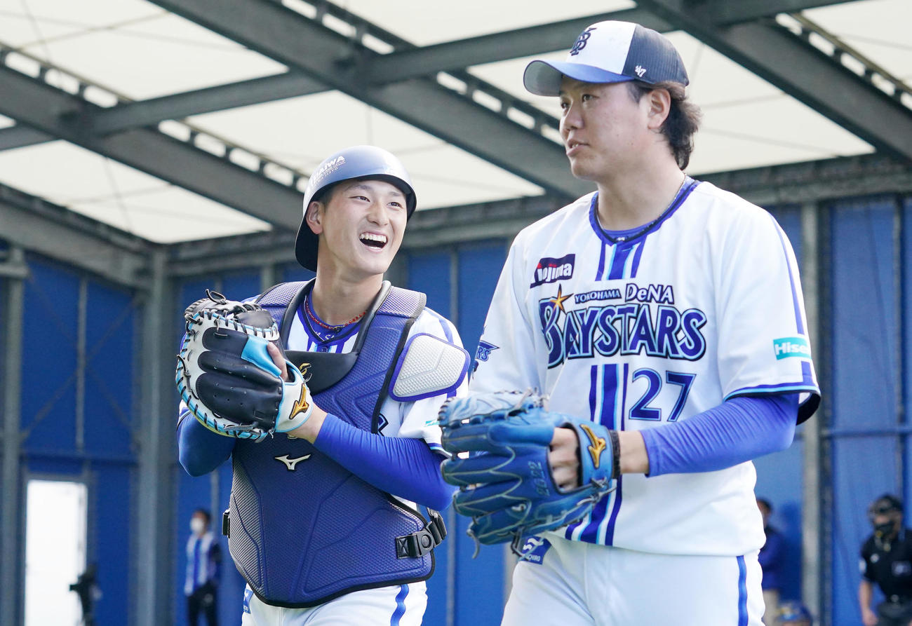 ブルペンでの投球練習を終え言葉を交わすDeNA松尾（左）と上茶谷（撮影・横山健太）