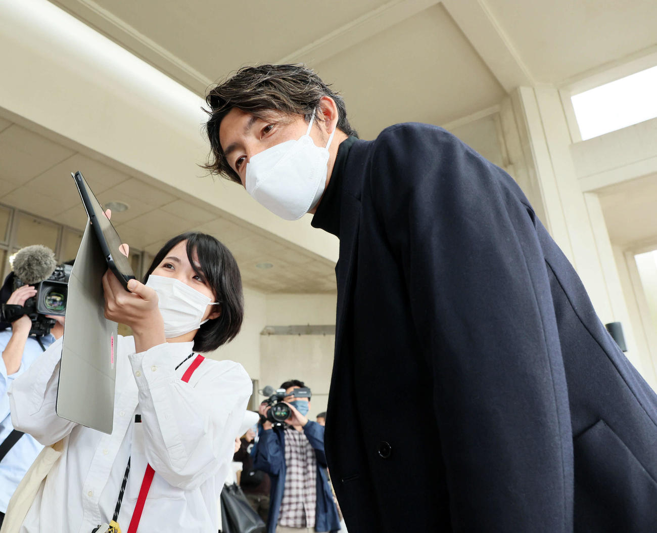 入院中の子どもたちとタブレットを使って話す鳥谷氏（撮影・加藤哉）
