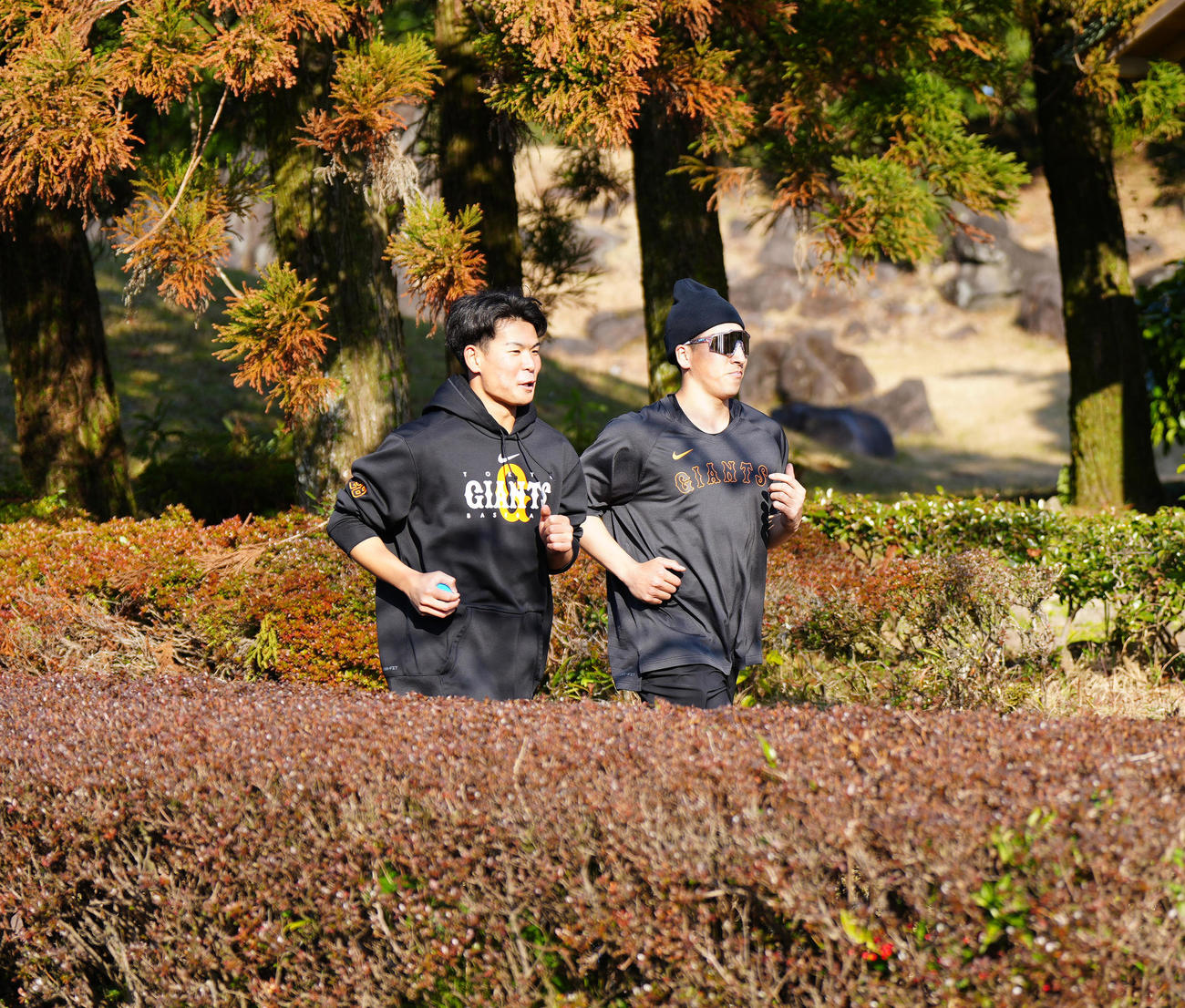 練習後、ランニングする巨人大勢（右）と山田（撮影・江口和貴）