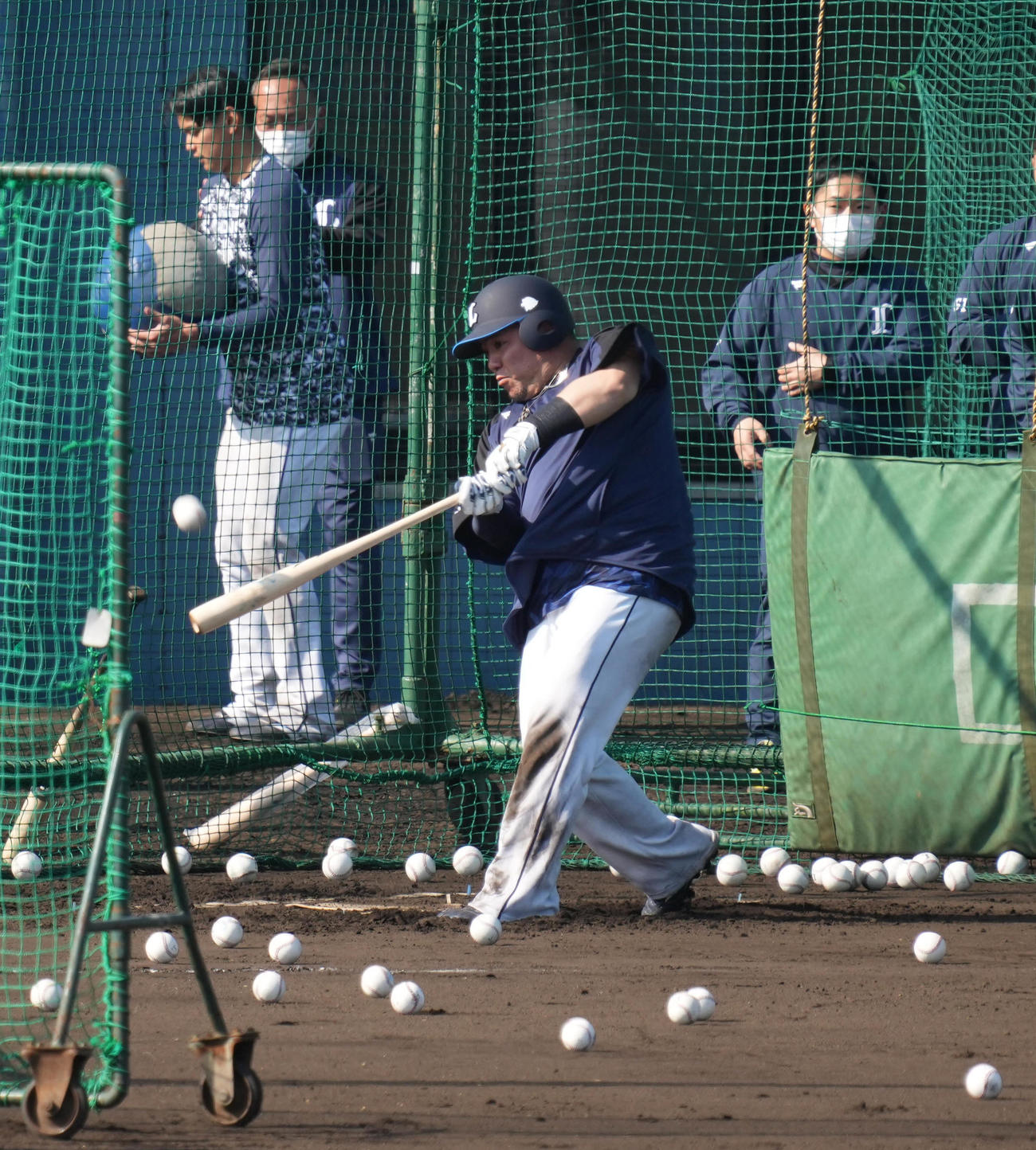今キャンプ屋外ではじめてのフリー打撃に臨む西武山川（撮影・小沢裕）